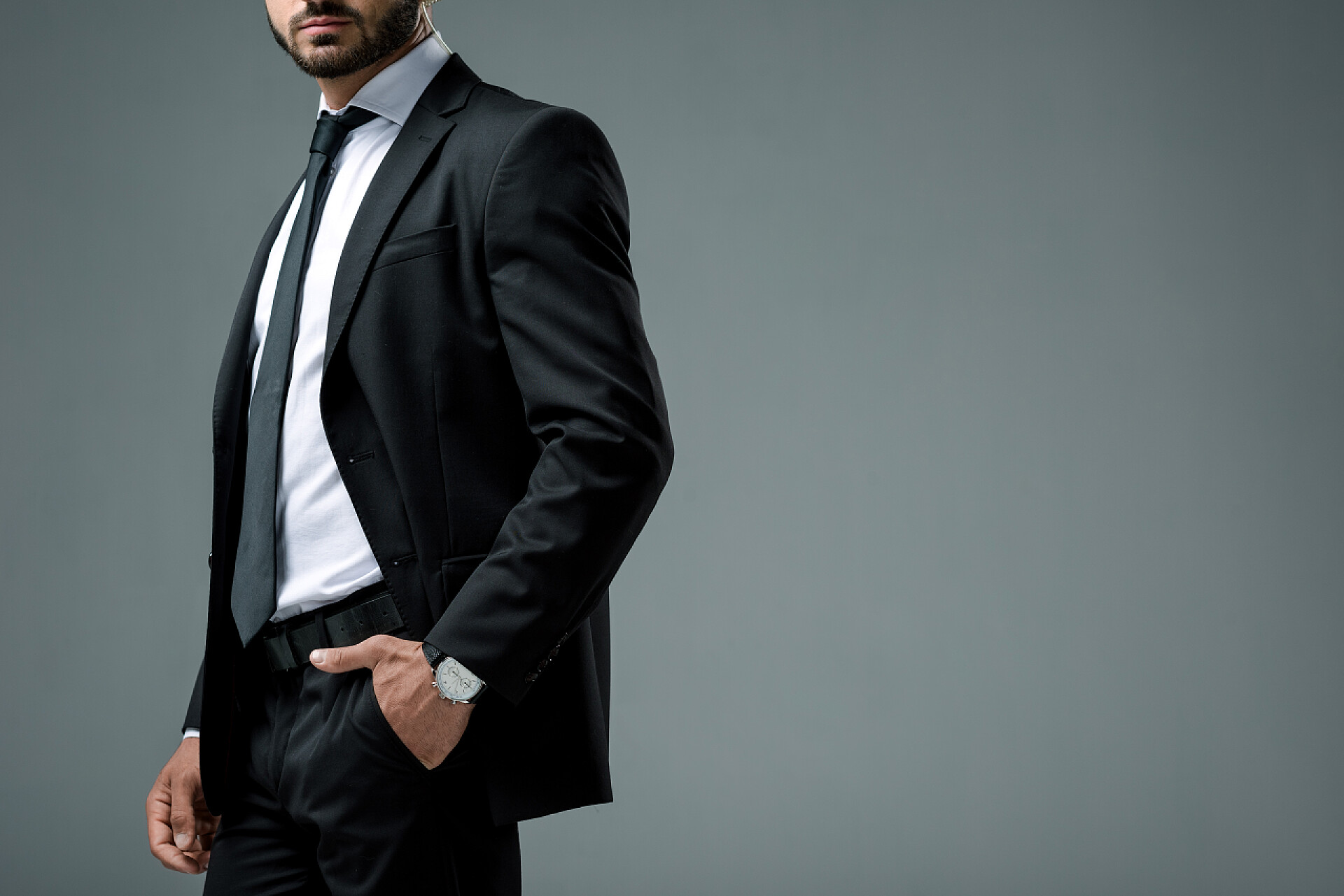 灰色背景上的男商务人士安全耳机站在灰上隔离的安全防护裁剪图像