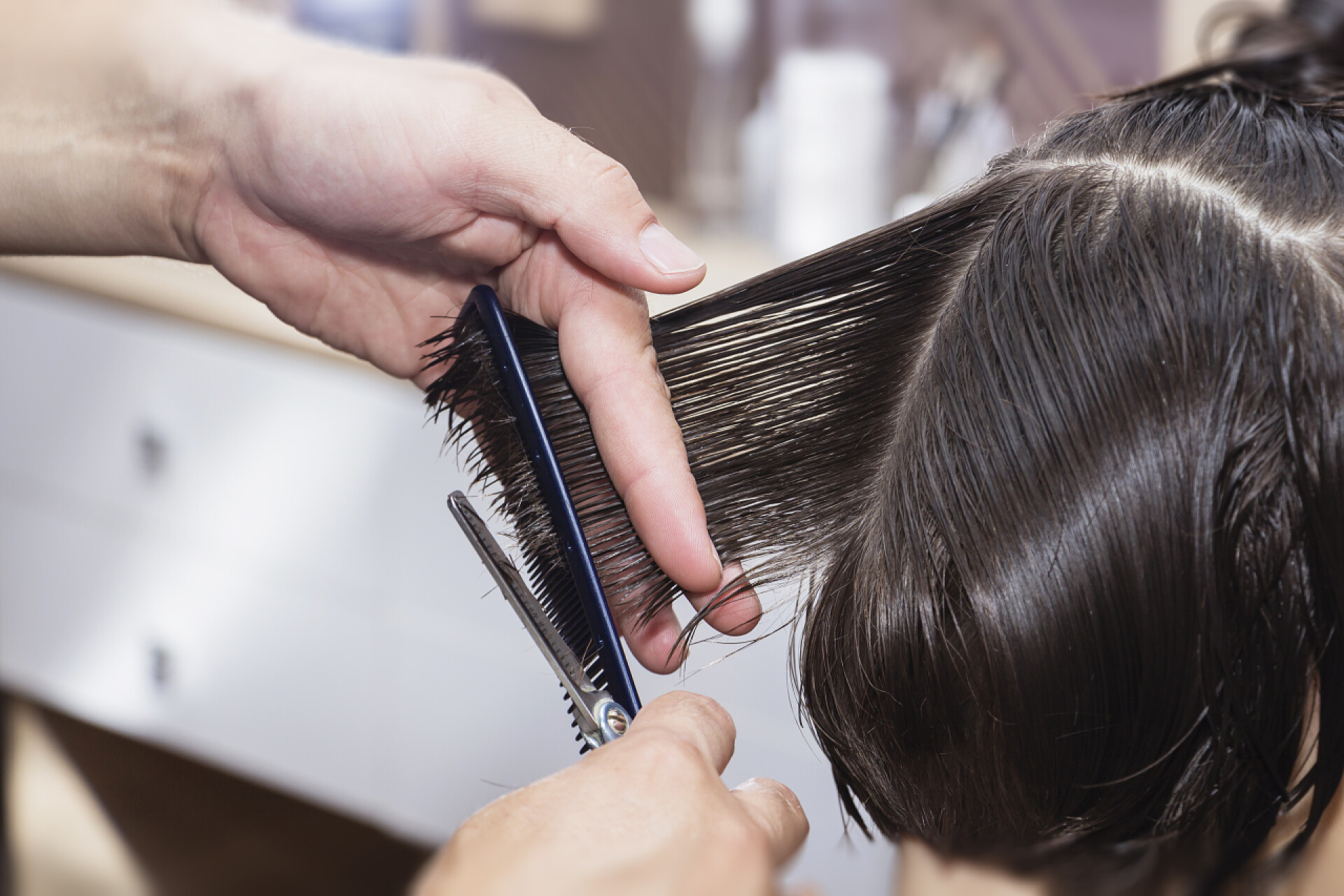 美发店发型师理发的特写