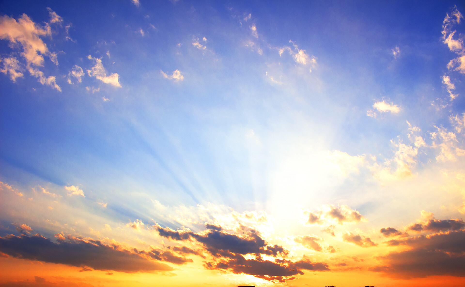 日落与暮色的天空和云彩色彩斑斓的天空概念背景：戏剧性的日落与暮色的天空和云彩