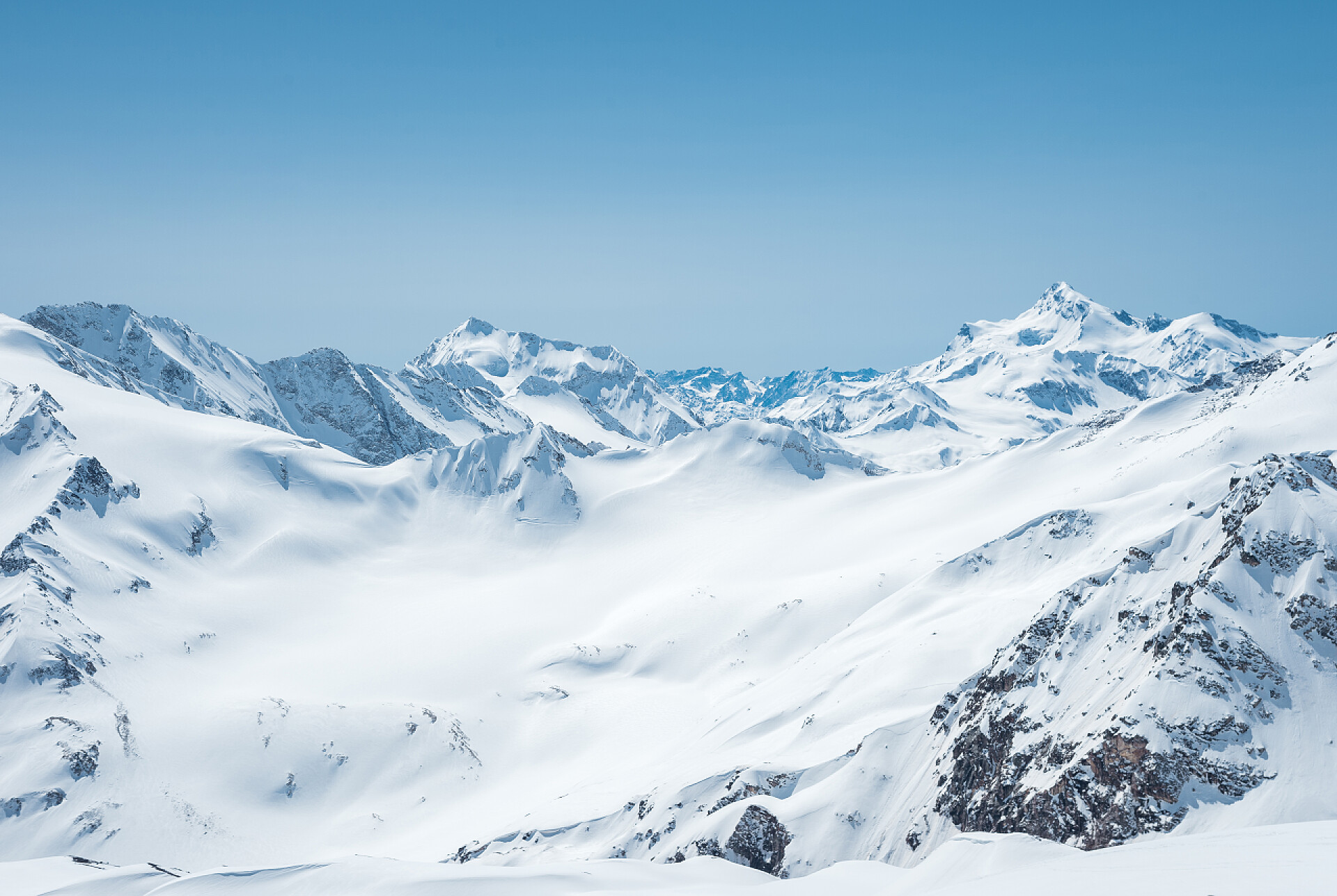 高加索的山顶上覆盖着冬雪。冬季运动的好地方.高加索的山顶上覆盖着冬雪。冬季运动的好地方