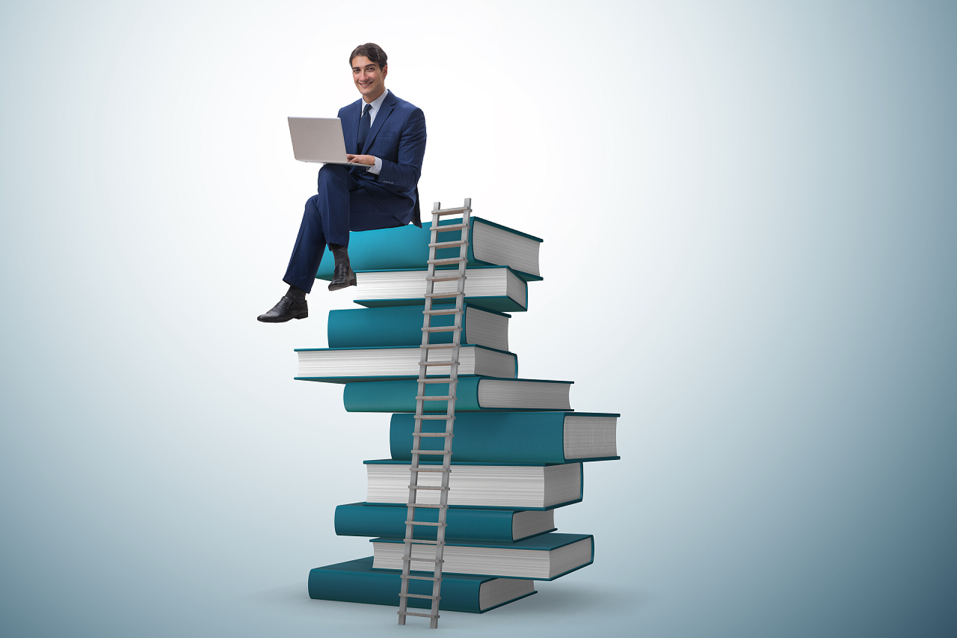 坐在书堆上使用笔记本电脑的商人带笔记本电脑的远程学习概念的商人