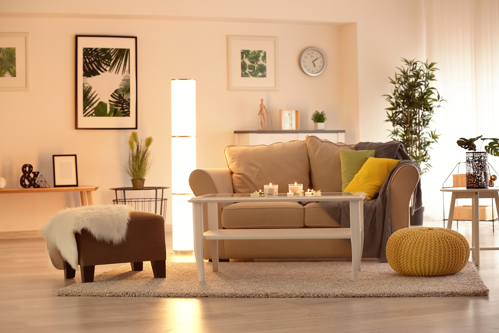 现代简约风装修的客厅内部的美丽的现代酒店