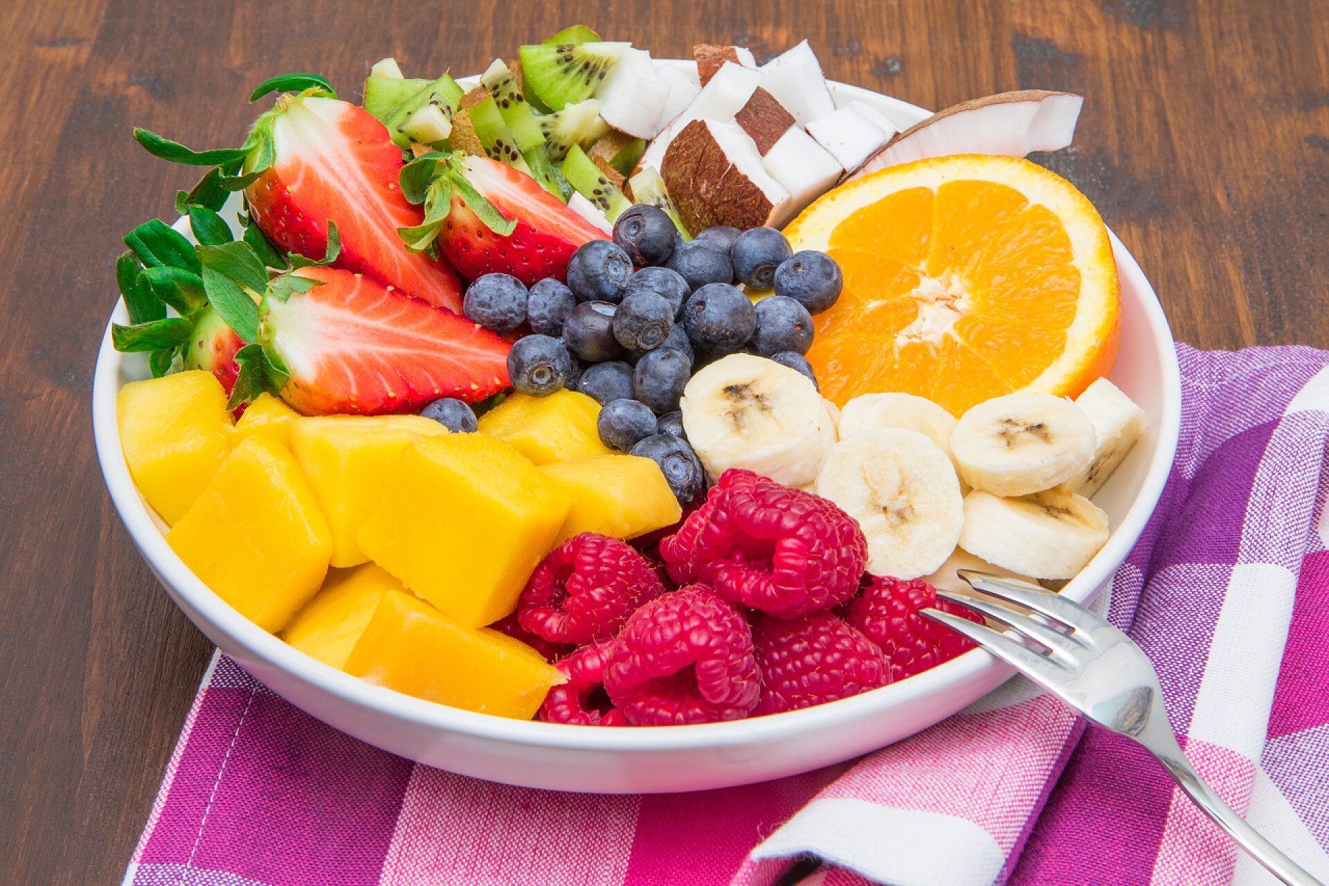 一碗新鲜的水果沙拉碗水果沙拉 