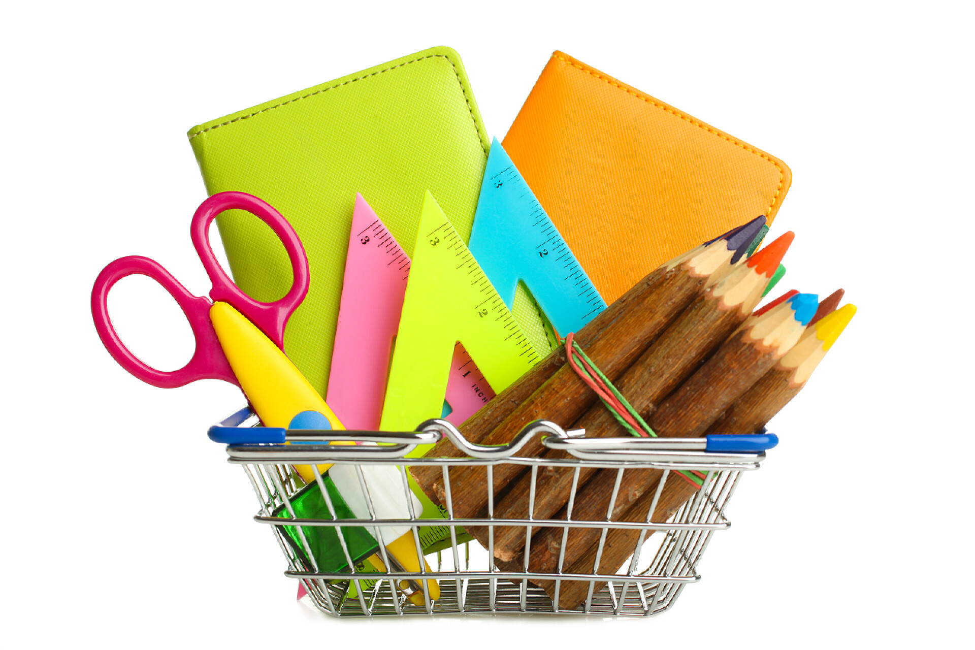 迷你小推车里的学习用品在白色背景下隔离的学校用品的杂货手推车.