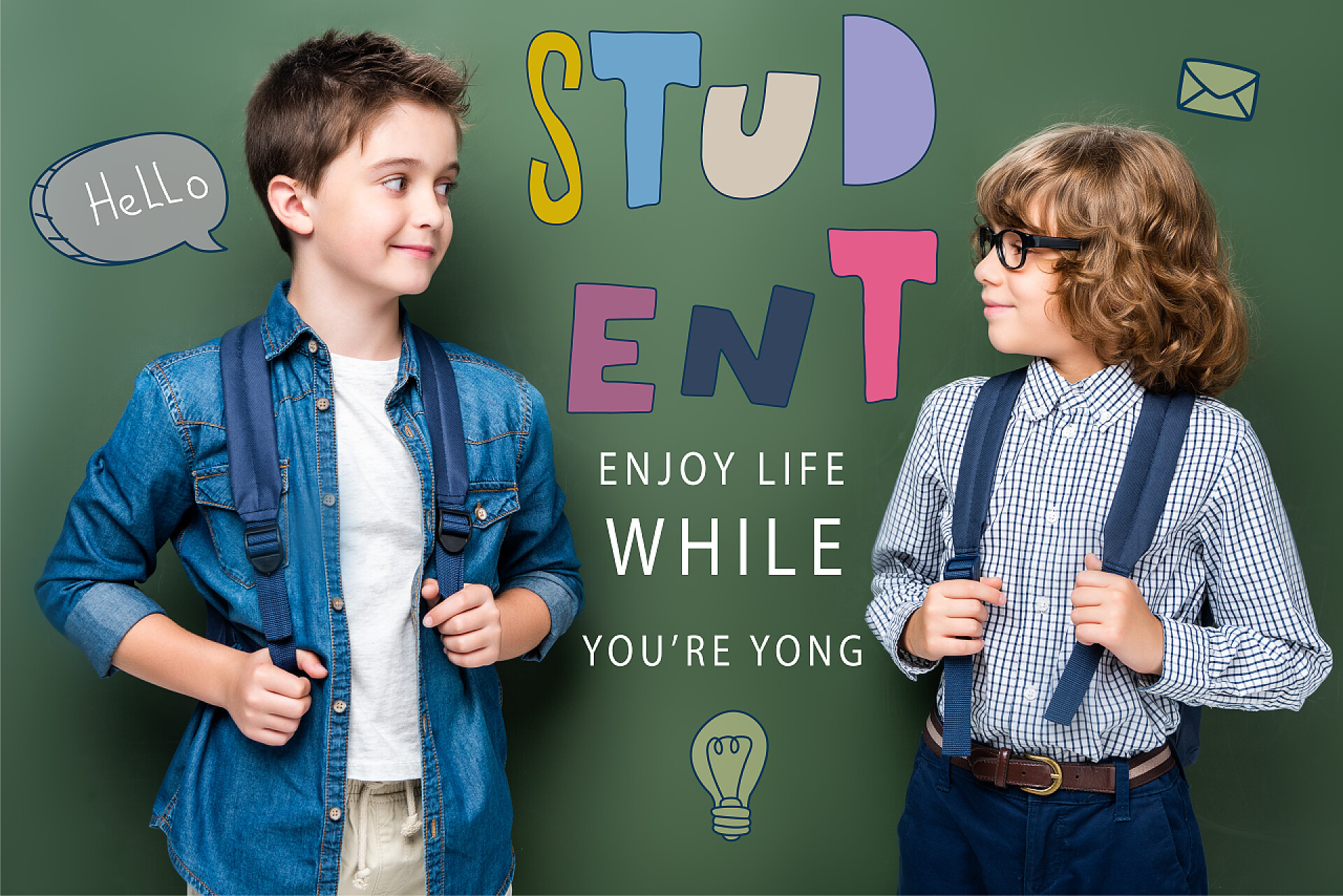 背着书包互相看着对方的两个男孩男生用背包看着对方黑板旁边, 用 "学生" 字样