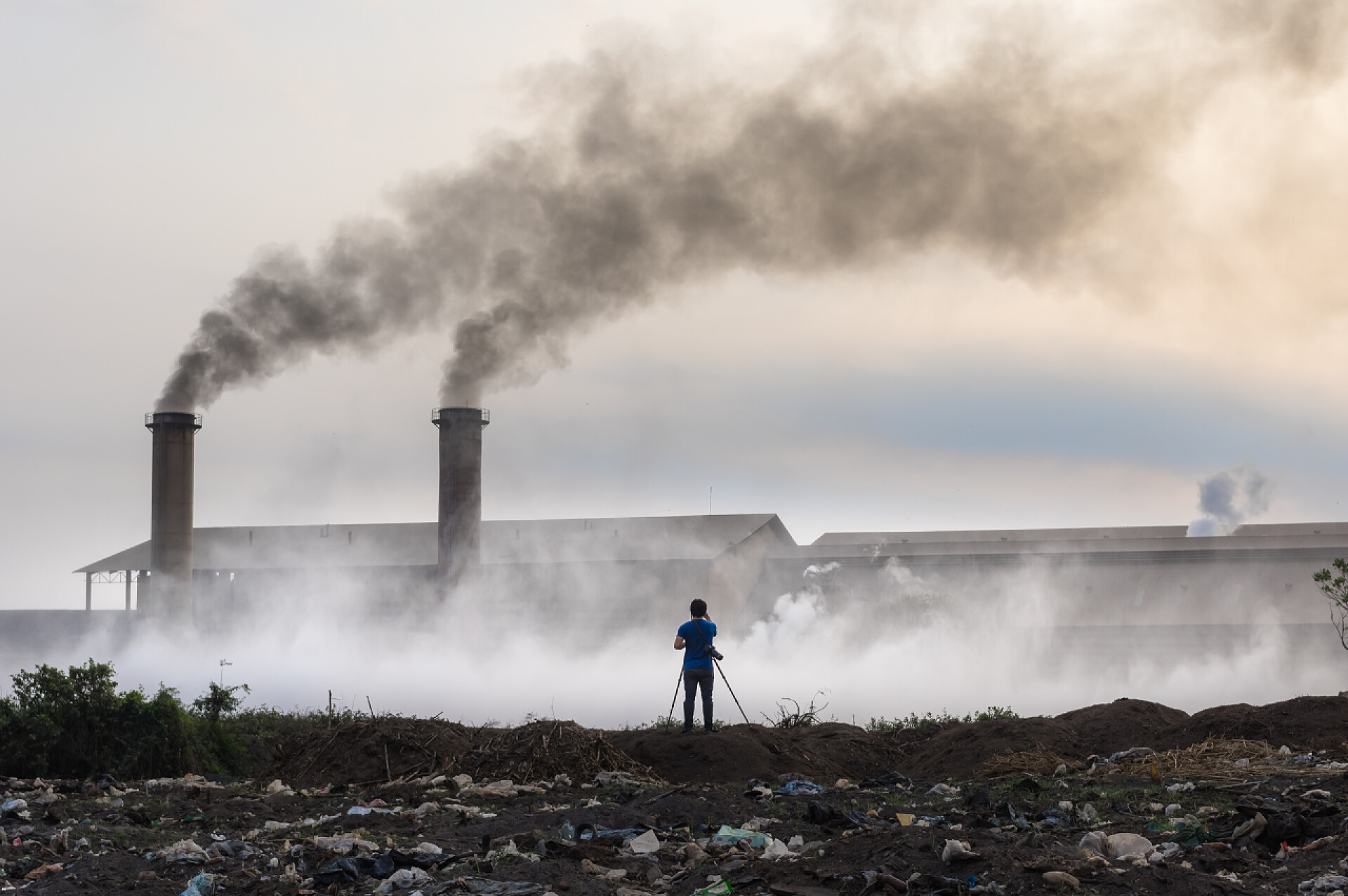工厂烟囱排放着工业废气烟囱黑烟及工业废物造成的空气污染.