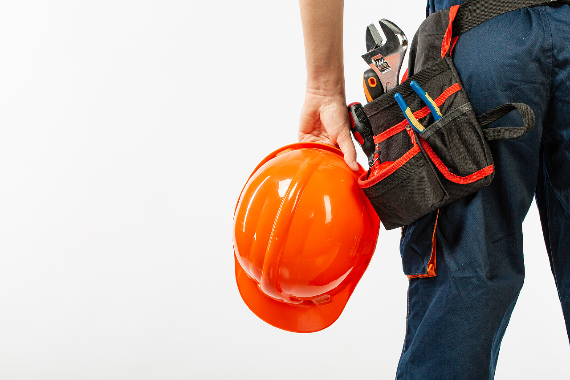 白色背景的建筑工人建筑皮带一个人用日记本笔记本一支钢笔工具皮带建设者模式在白色背景隔离。使用复制空间关闭视图