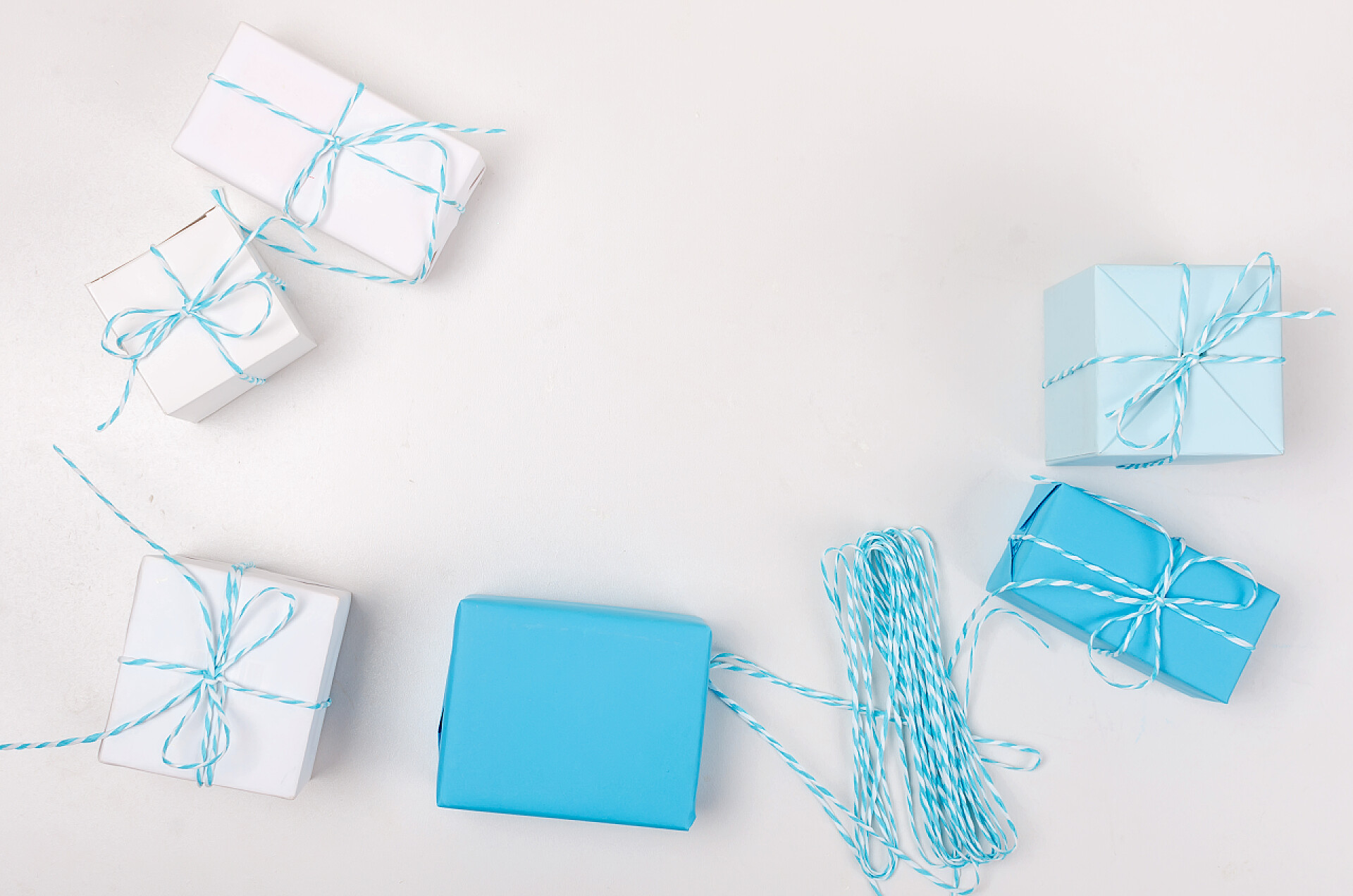 桌子上包好的礼物白色桌上带丝带的浅蓝色和白色礼品盒。假日概念, 复制空间
