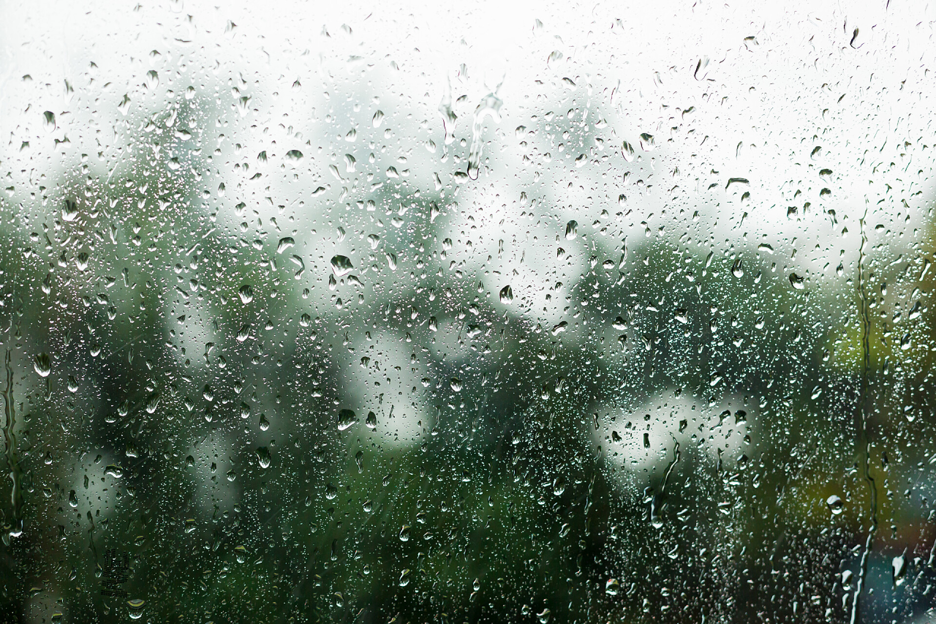 玻璃上的水滴杯子上的水滴