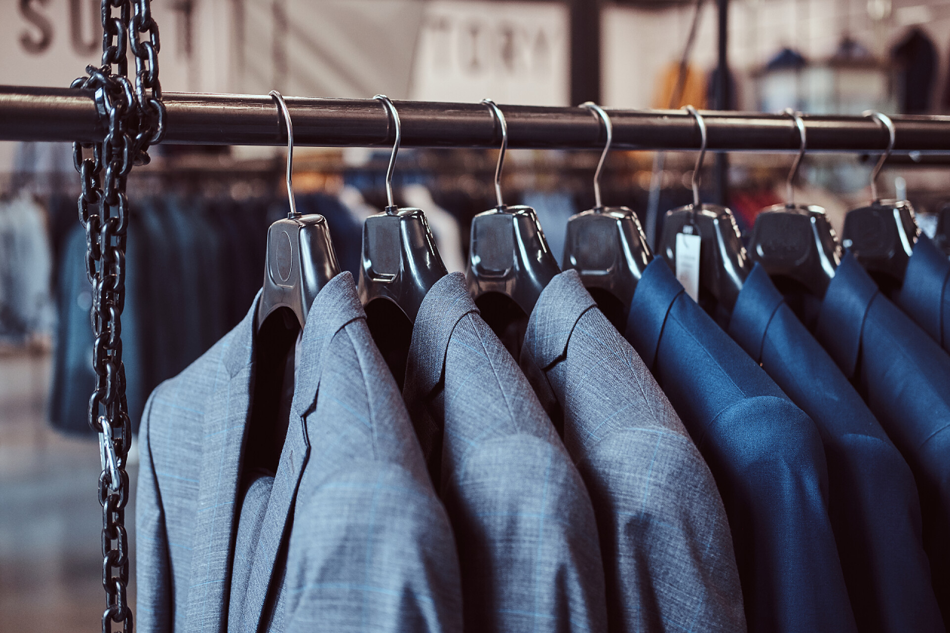 男装店里的西装和夹克男装店西装夹克架的照片.