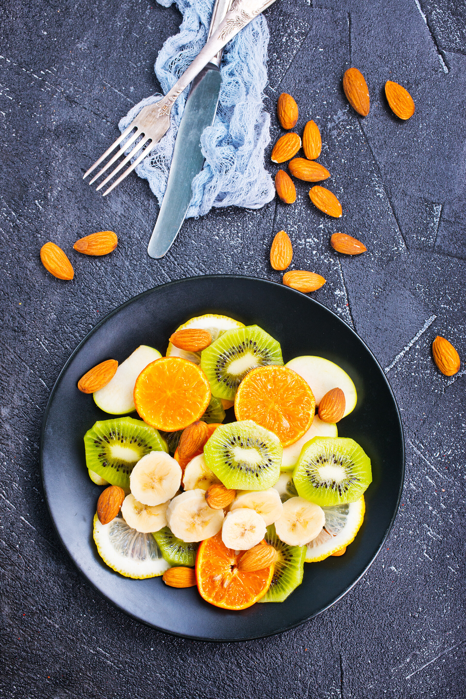 黑色盘子里的杏仁水果沙拉俯视图黑盘杏仁水果沙拉