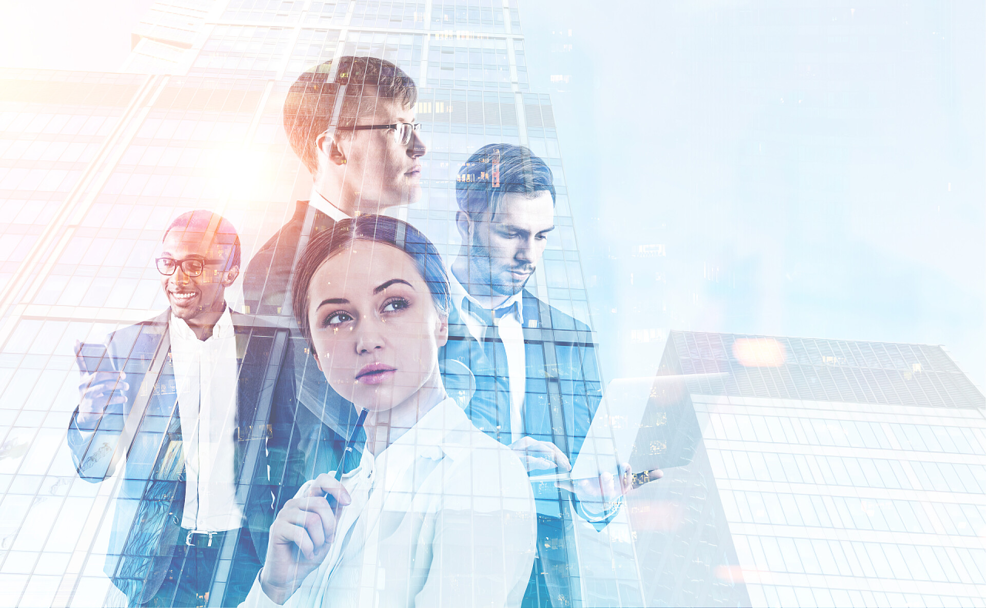 在城市模糊背景下的不同的商业团队成员不同的商业团队成员在上午城市的小工具。商业生活方式的概念。色调图像模拟双曝光