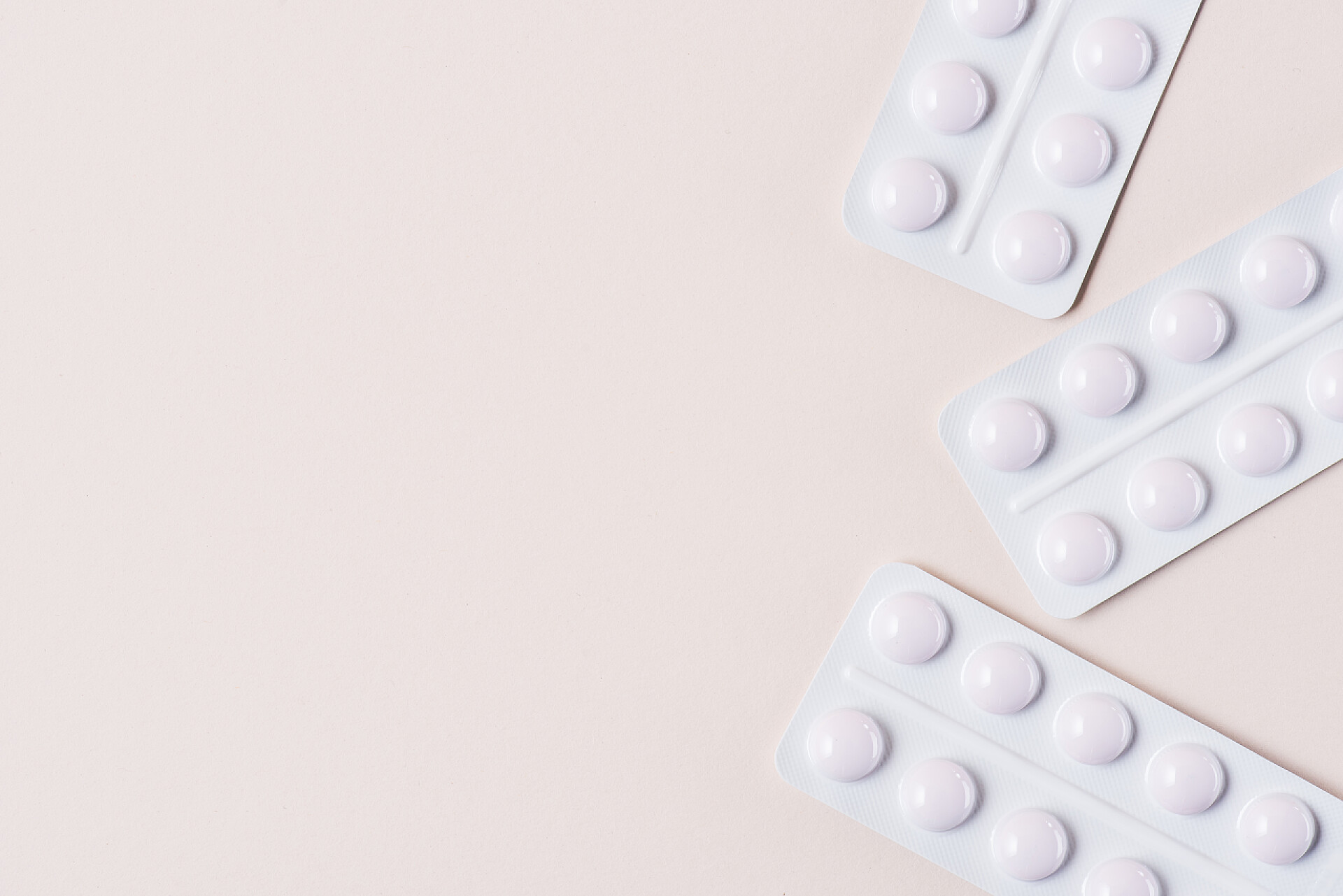 在米色表面上的药片在米色表面上的药片的白色水泡的顶部视图