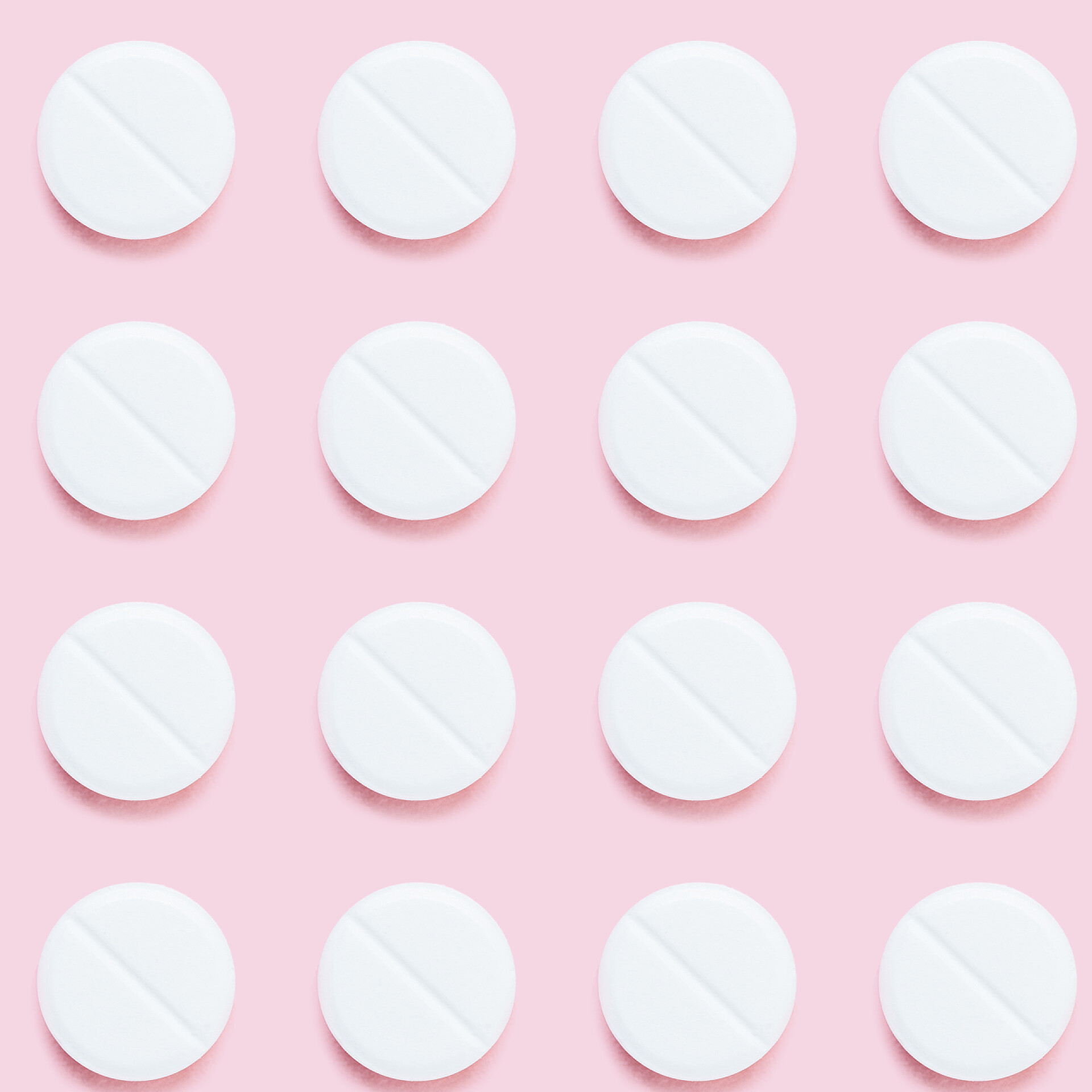 粉红色表面上的医用药片粉红色表面上的医用药片模式的顶部视图