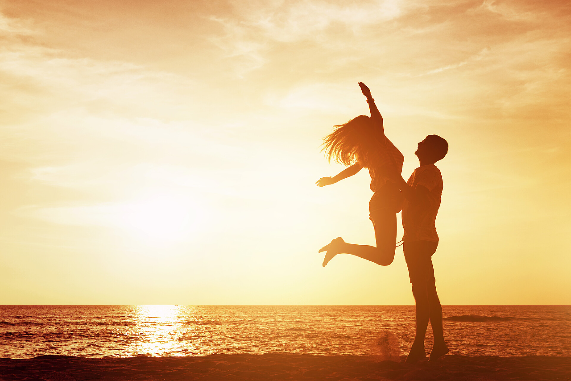 在海边开心的夫妇剪影海滩日落愉快的情侣剪影