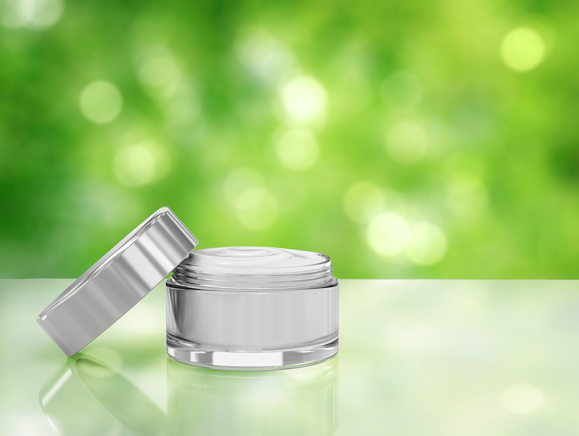 绿色背景上的化妆膏