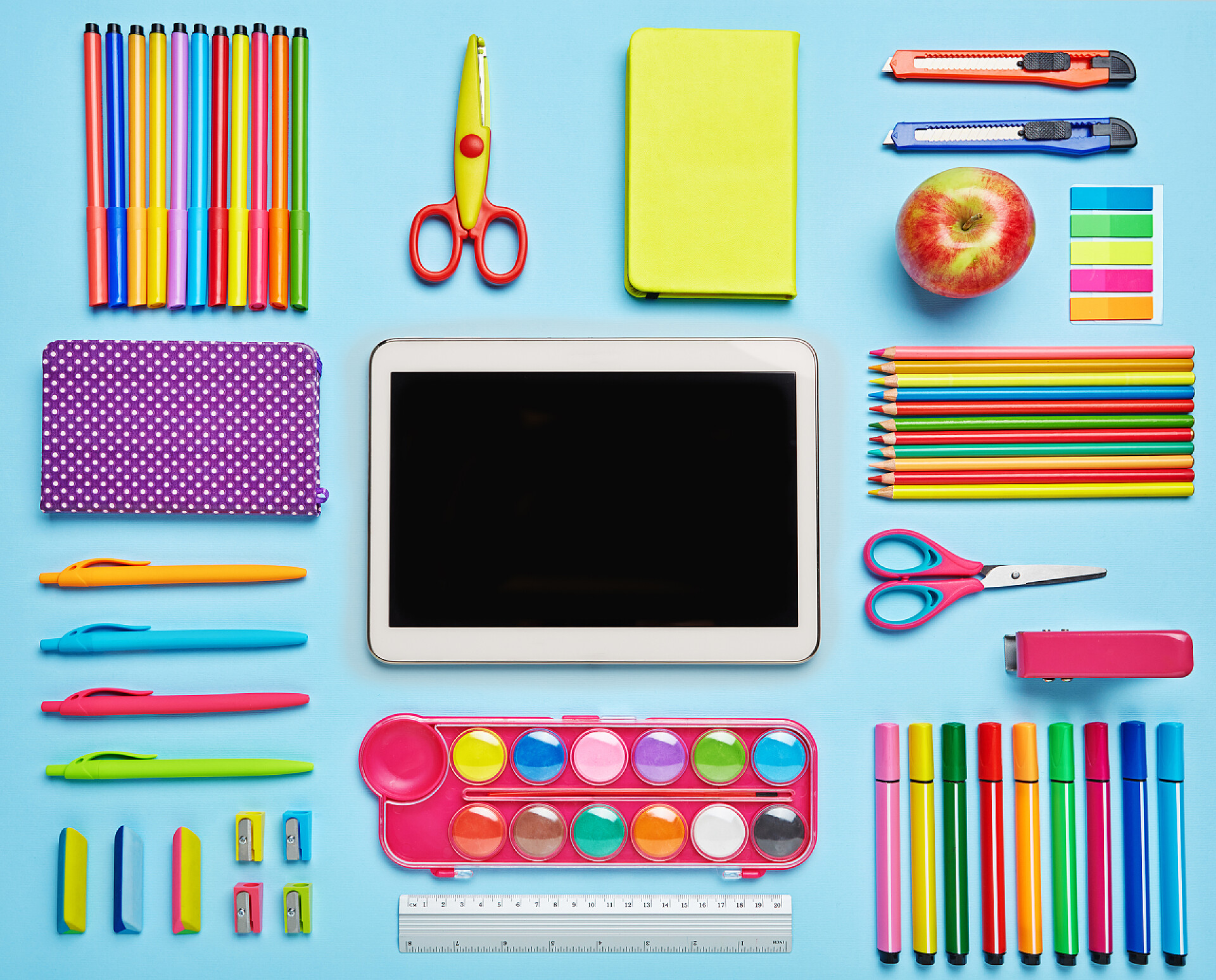 蓝色背景下的学习用品多彩回学校背景