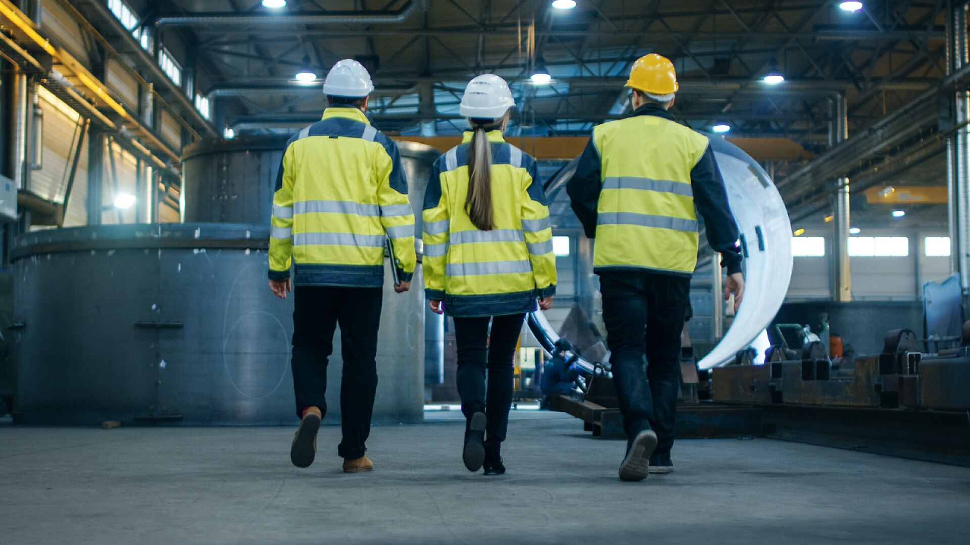 工厂安全生产安全生产月三名工程师在工厂中行走三名工程师在重工业制造工厂中穿行后被击毙。在正在进行的背景焊接工作中, 各种金属制品、管道/桶部件.