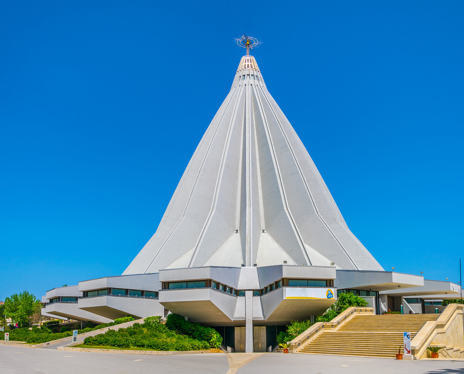 蓝天下的建筑物景观我们的眼泪夫人的庇护所在锡拉库扎, 西西里岛, 伊塔尔