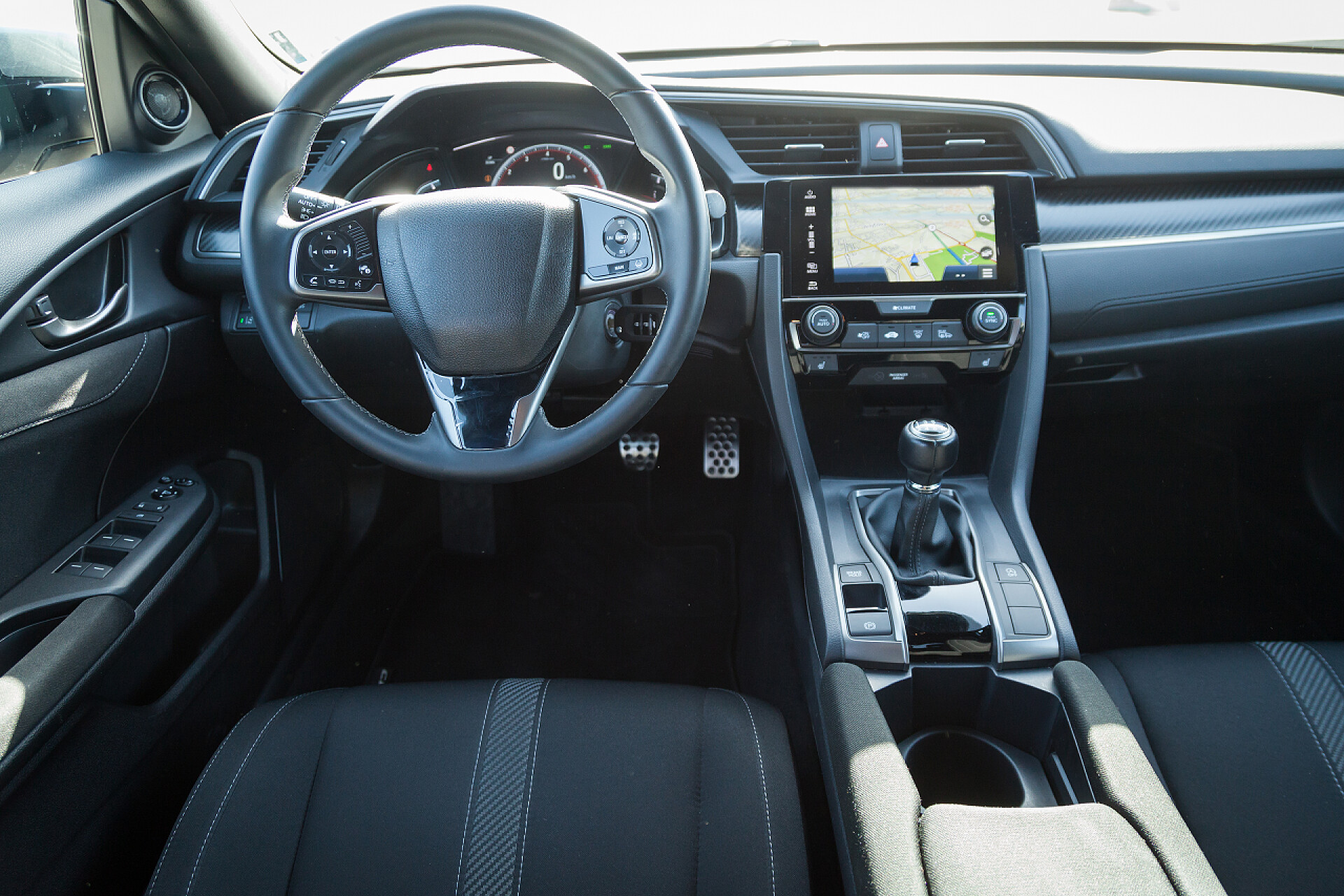 现代汽车内饰带有方向盘的现代汽车内饰