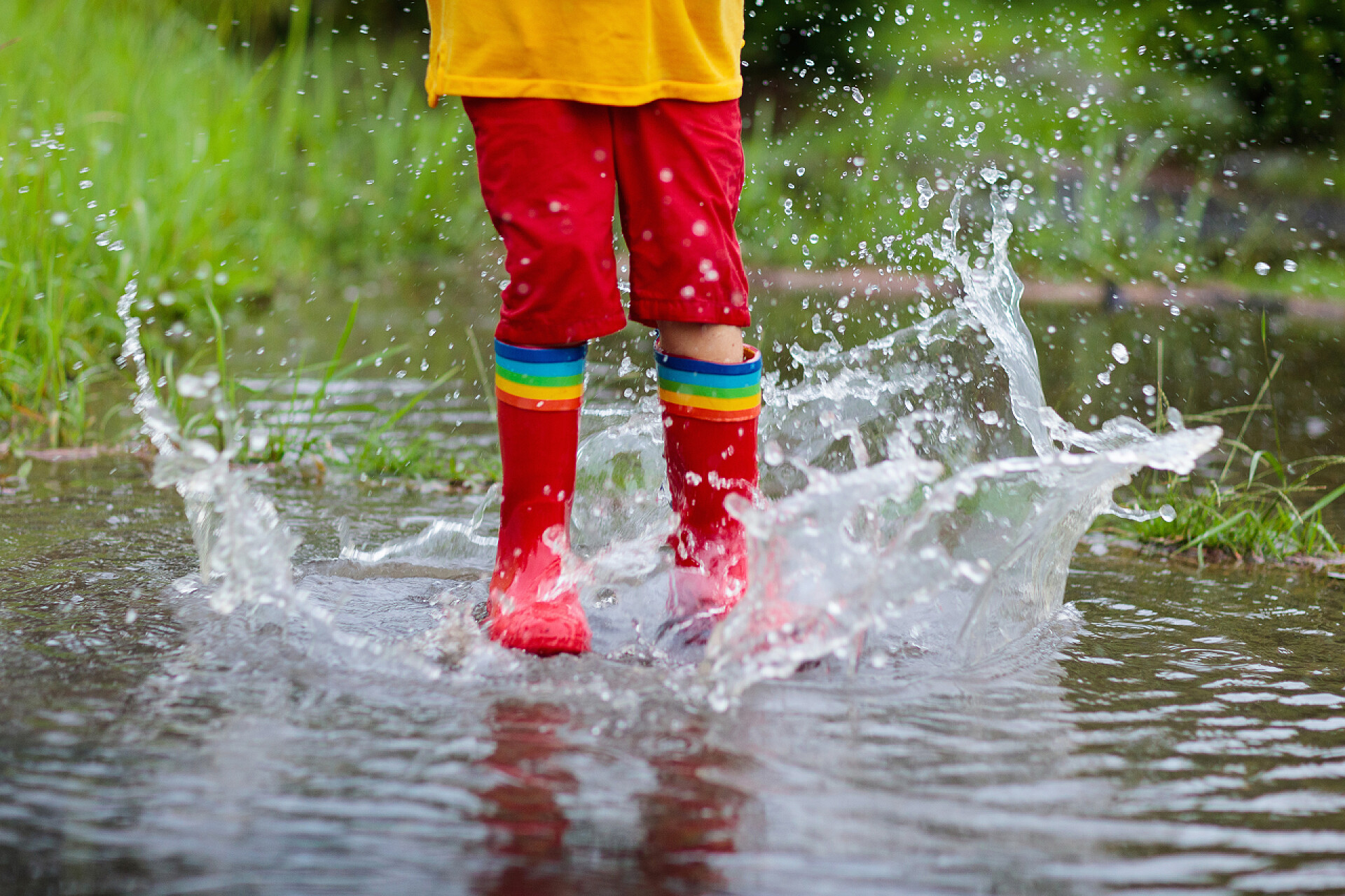 孩子在雨中玩耍孩子在雨中玩耍。孩子们穿着雨伞和雨靴在外面大雨倾盆地玩耍.小男孩在泥泞的水坑里跳跃.孩子们被秋天的雨天逗乐了.在热带风暴中奔跑的儿童.