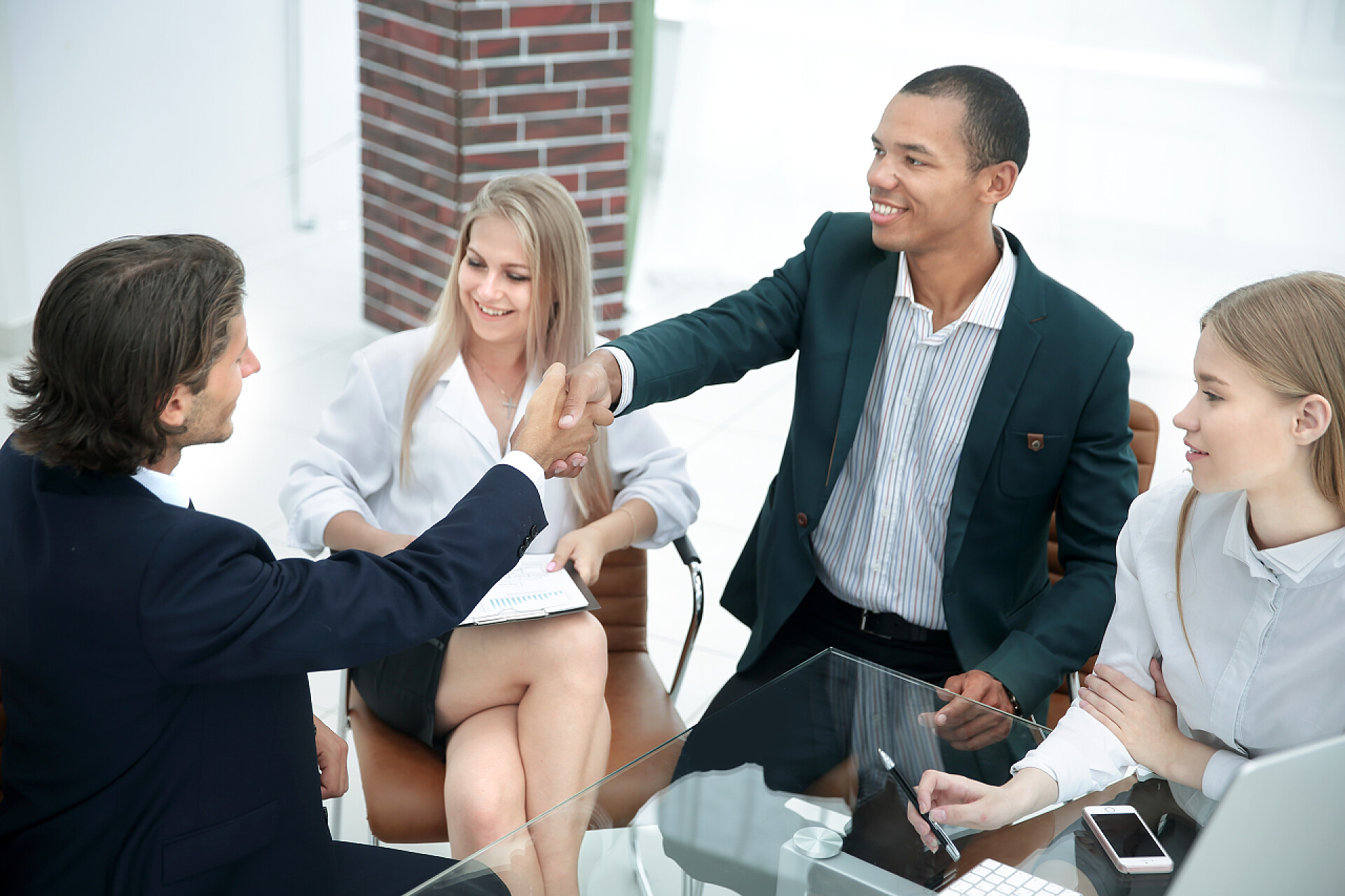 商人在成功后握手商人在谈判成功后与合作伙伴握手