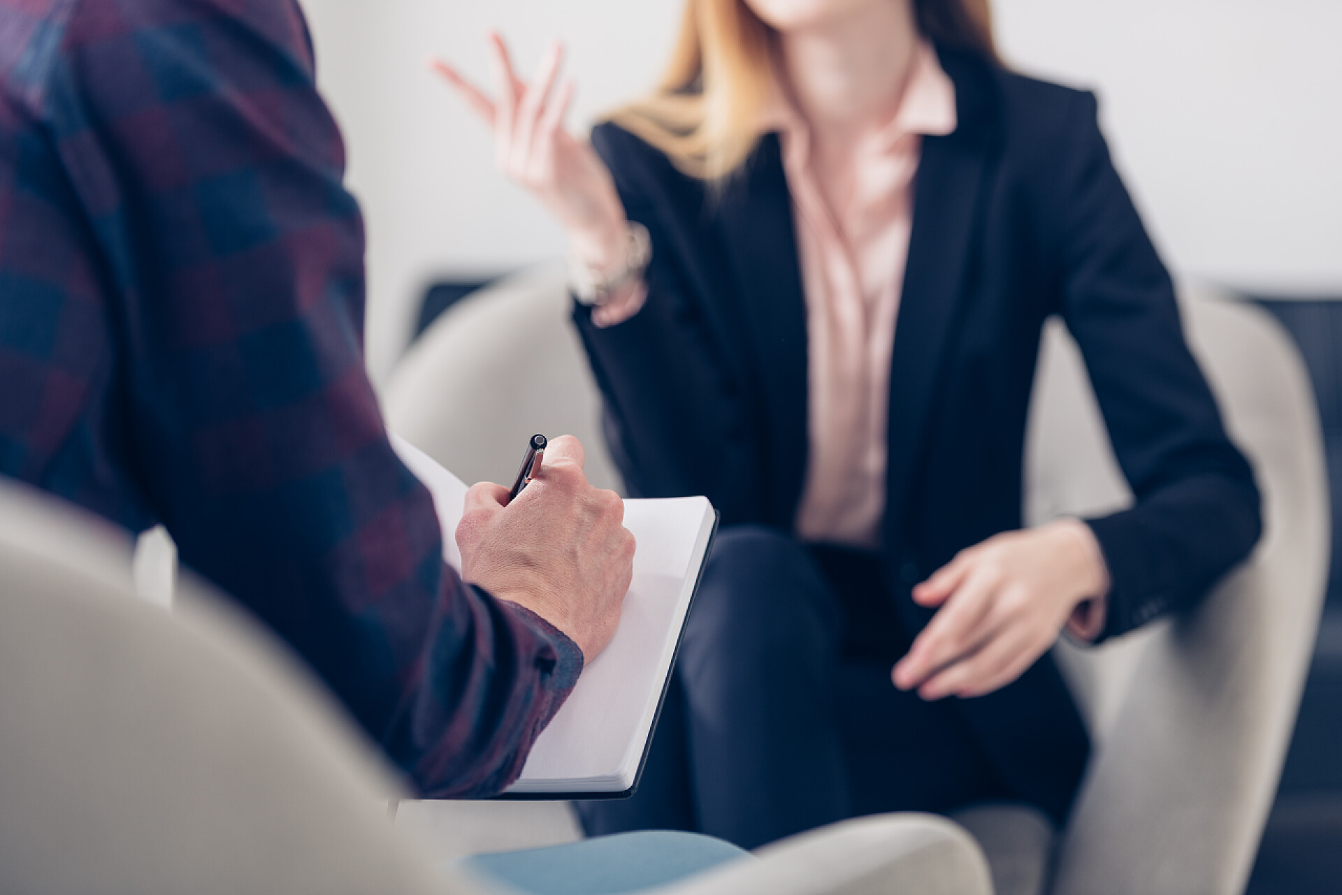 穿着西装的女商人正在接受采访裁剪的女商人在西装采访记者, 他在办公室做笔记