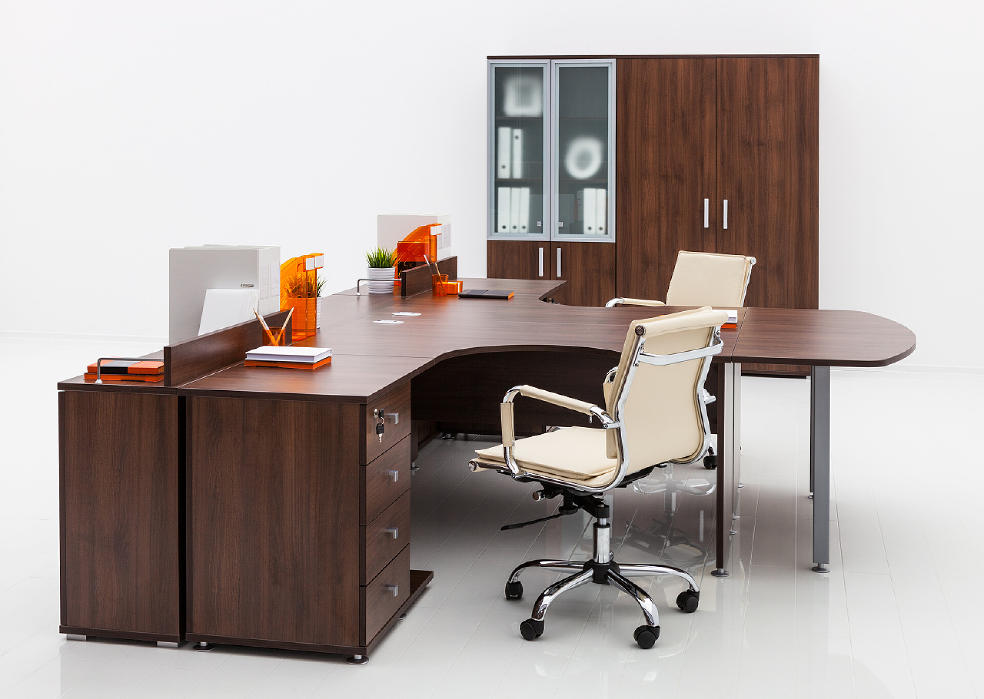 白色的背景中有一套办公桌椅和书柜白色墙上的扶手椅、书桌和书柜