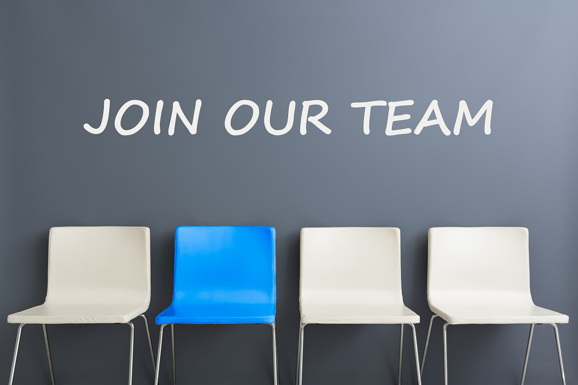 灰色背景中有四把椅子创意招聘设计