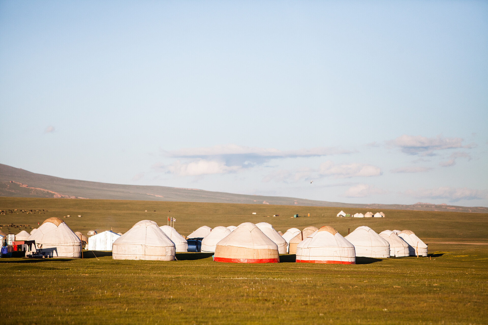 草原下的蒙古包在吉尔吉斯斯坦的草地上拍摄一些的夜晚.
