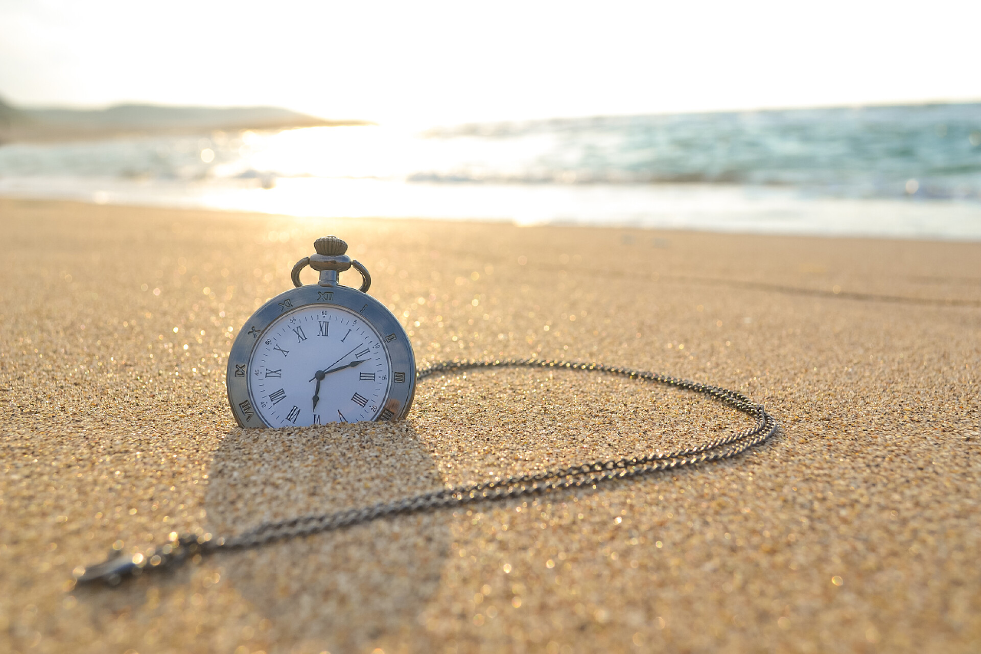 海边沙滩上的钟表向前调整时钟为夏季时间