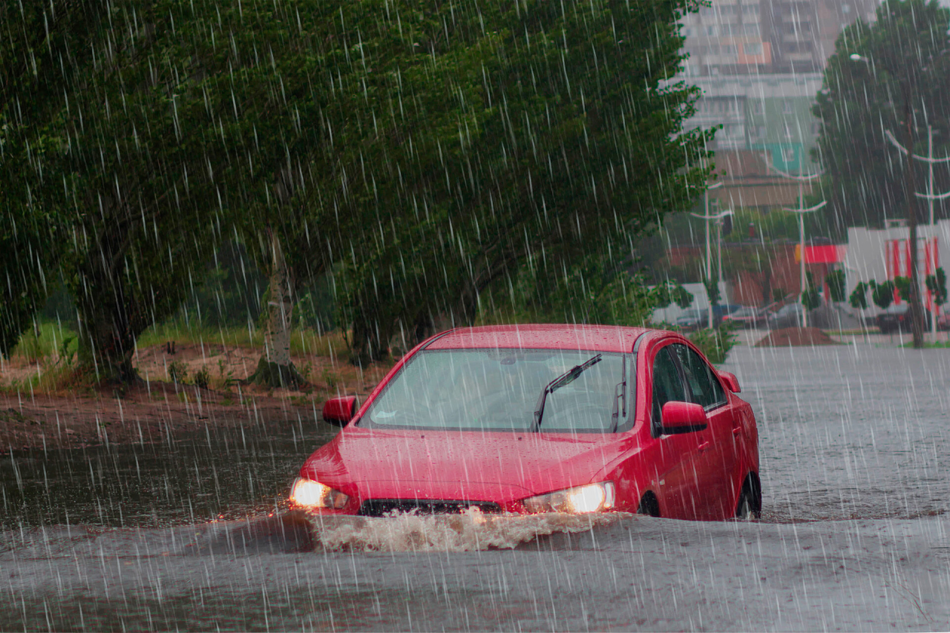 汽车在大雨中行驶在洪水泛滥的道路上，汽车在大雨中行驶.
