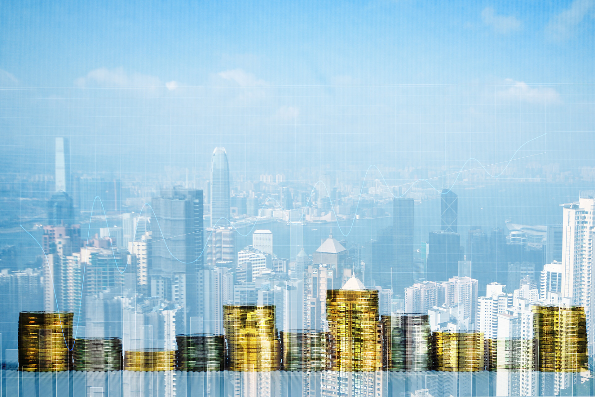 俯拍城市高楼大厦背景在城市和办公楼背景、商业和财务概念理念上, 用金融图表对硬币堆栈进行双重曝光.