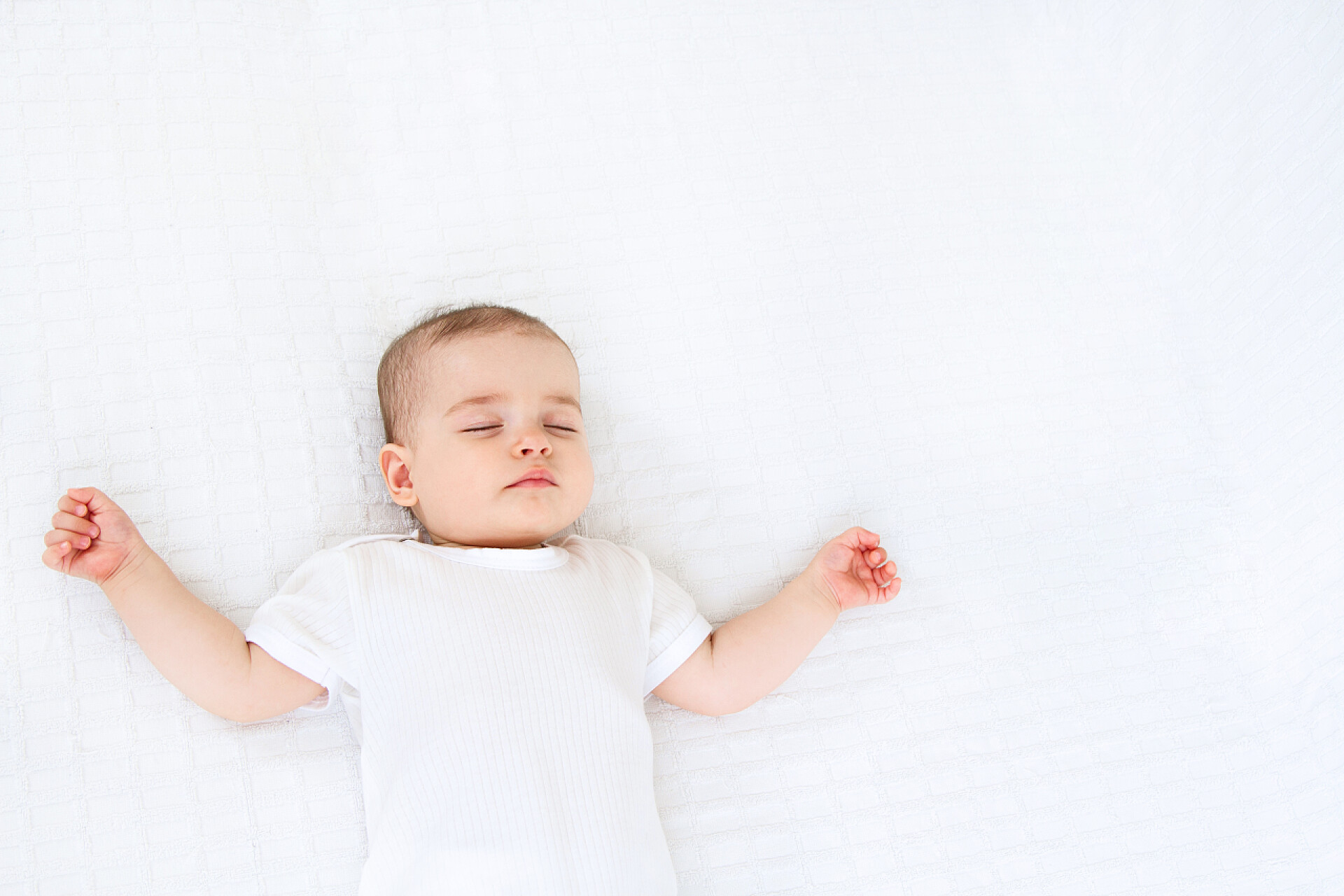 美丽熟睡的婴儿在白色背景上美丽熟睡的婴儿，在白色背景上