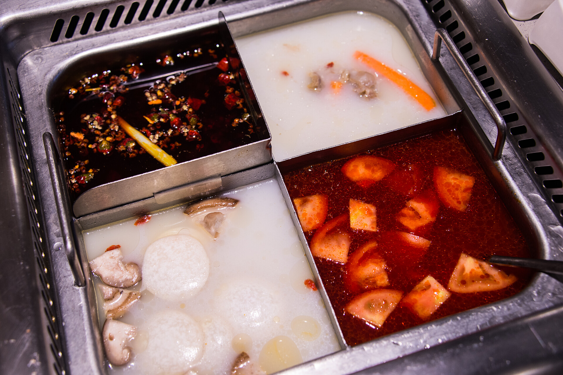 四种不同的火锅汤四种不同的火锅汤