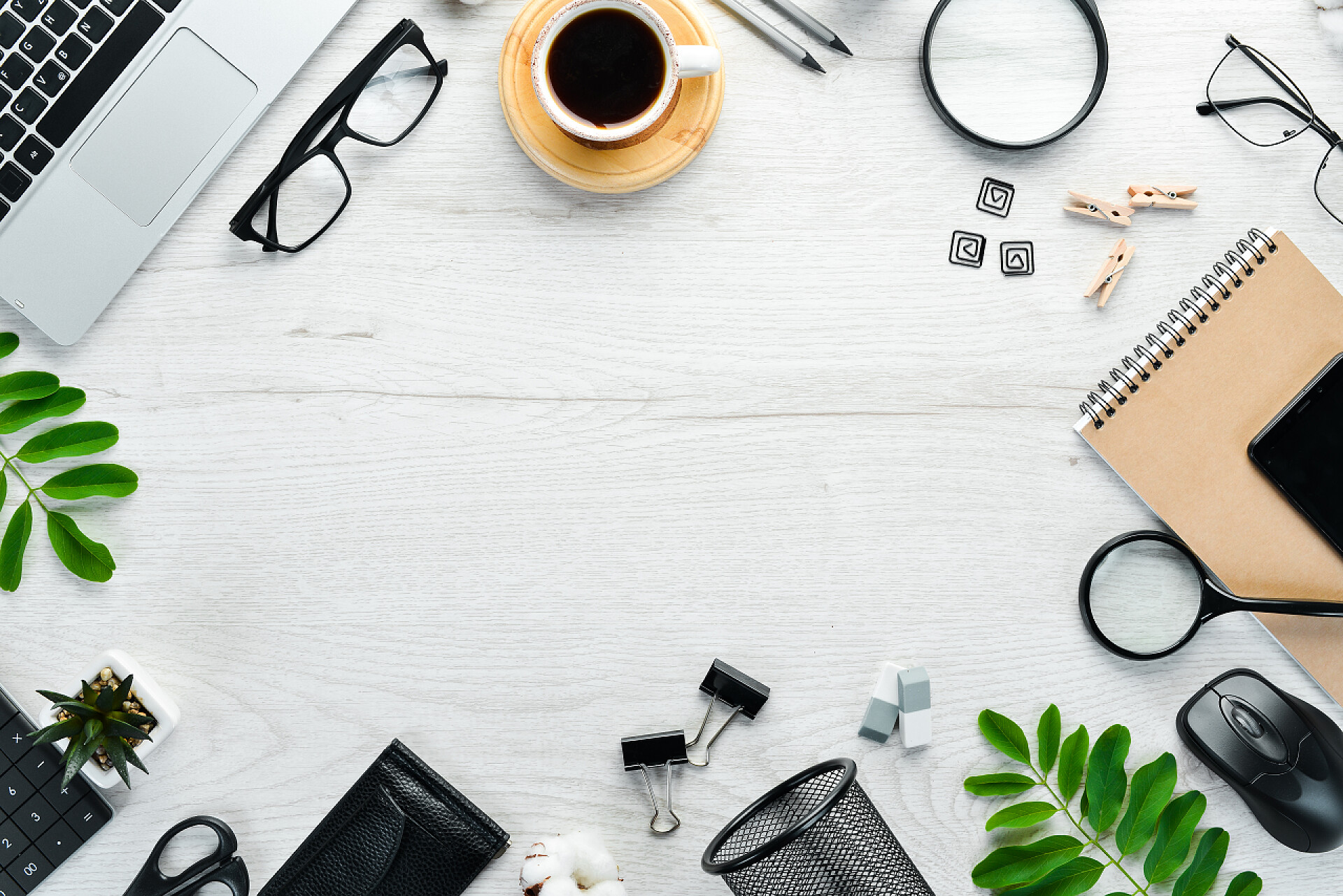 白色写字台上的笔记本电脑和办公用品的顶部视图白色写字台,有空白笔记本、电脑键盘和办公用品. 顶部视图，带有复制空间，平面布局.