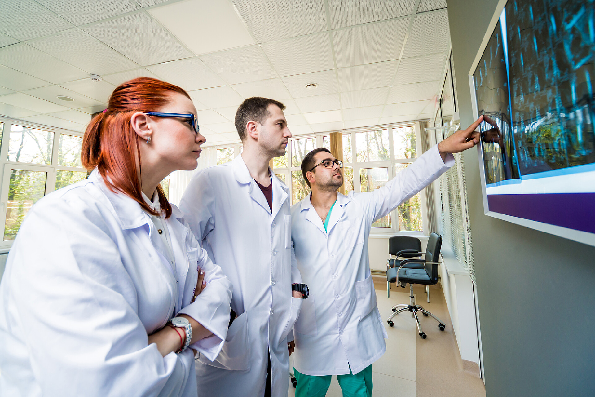 讨论医疗问题的医疗小组在医院有医疗委员会的医生小组。 讨论医疗问题。 脊柱手术