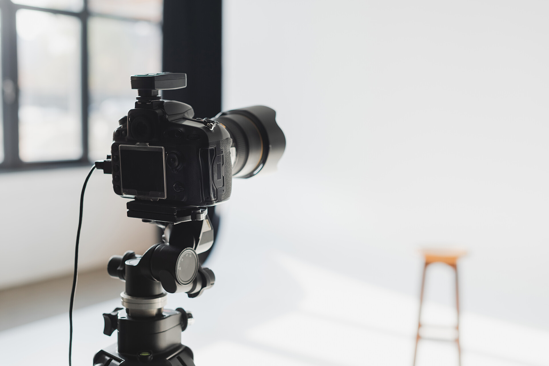 白色背景下的数码相机在摄影演播室数码相机在摄影演播室后台的选择性聚焦