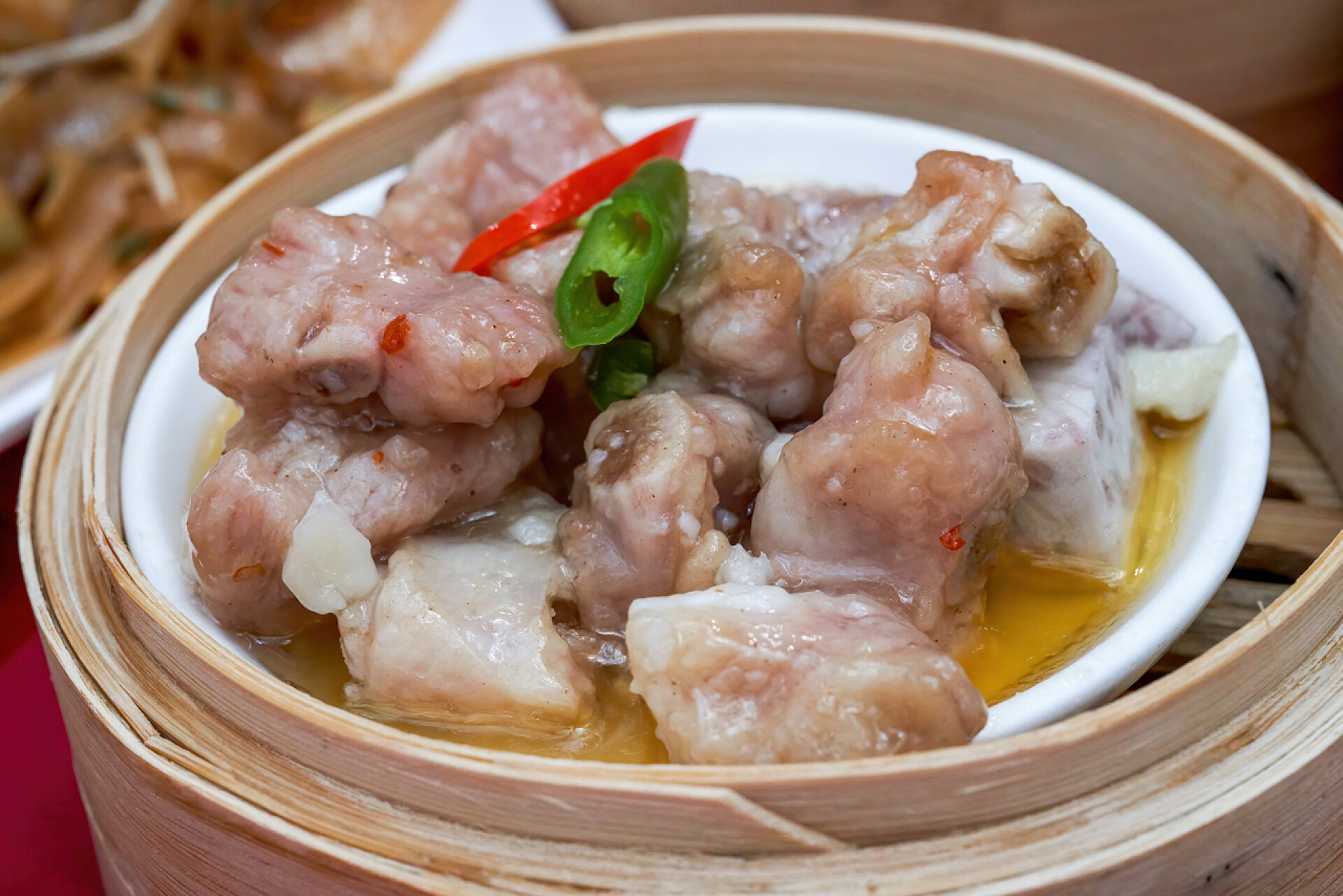 酱蒸猪排一个广东早茶点心，酱蒸猪排