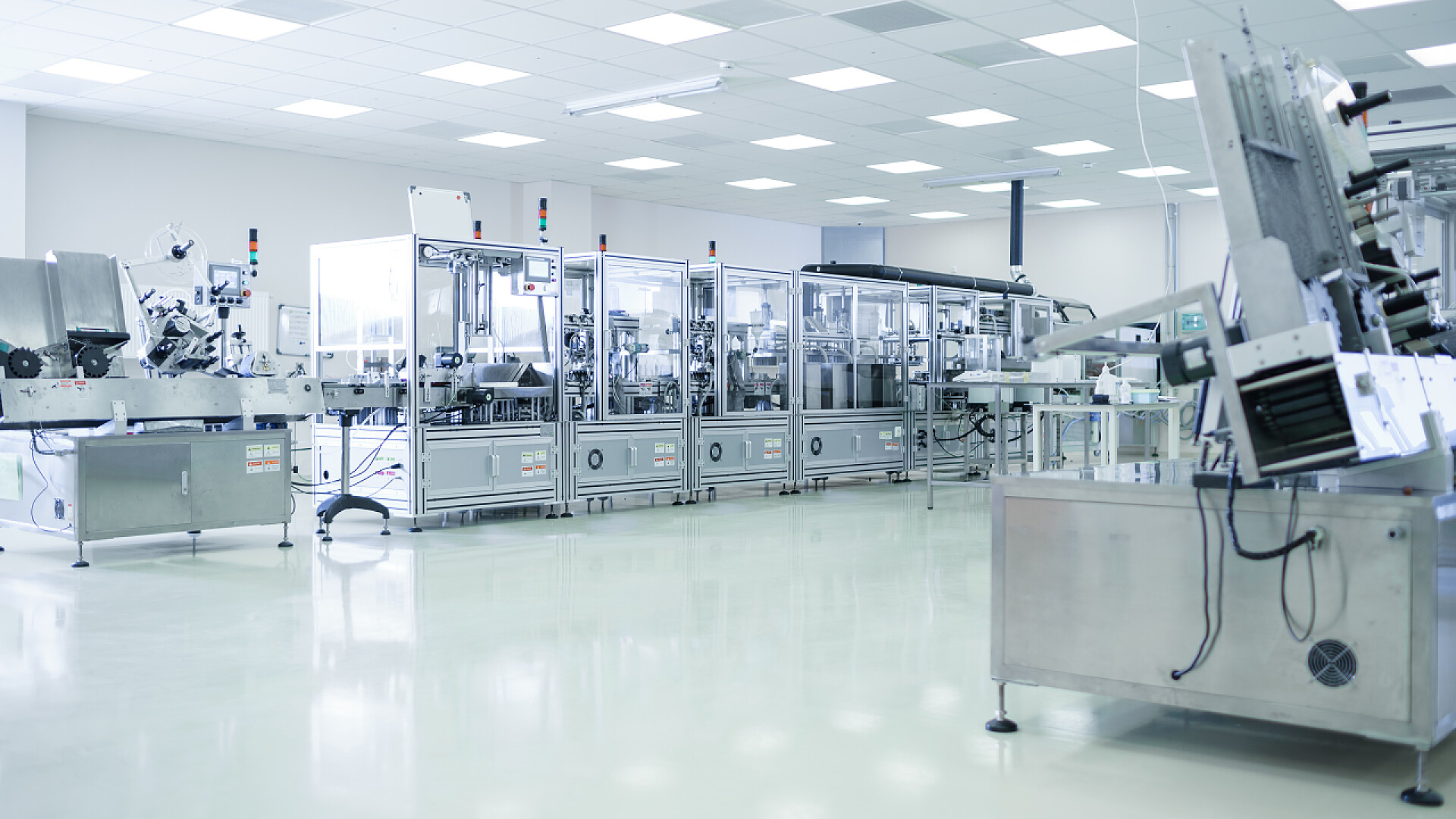 无菌实验室用3D打印机、超级计算机和其他适用于制药、生物技术和半导体研究的电气设备和机器射击无菌精密制造实验室.