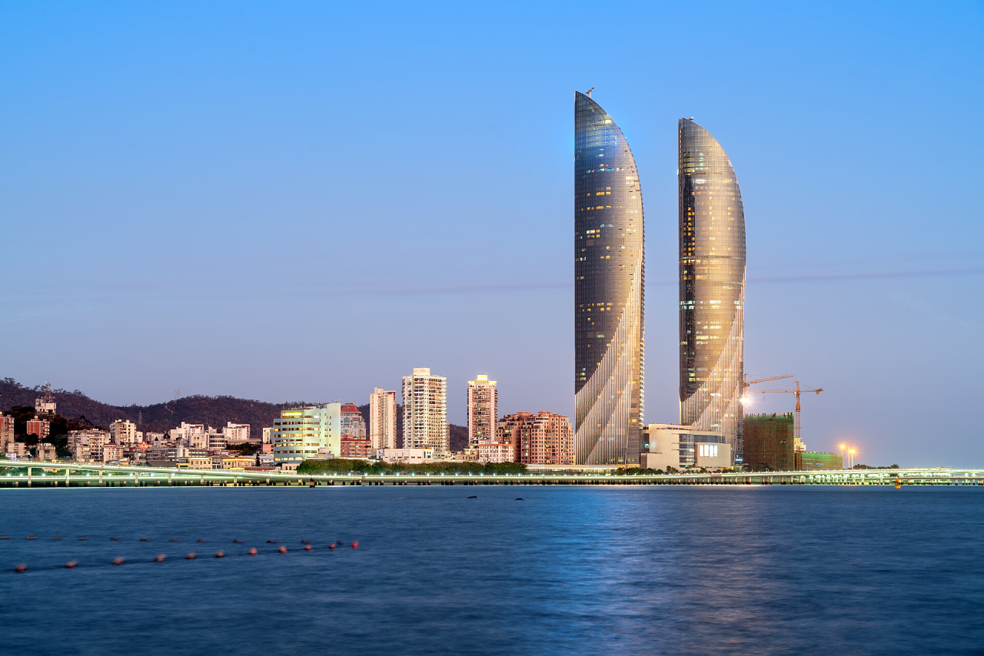 海边城市夜景厦门市思明区城市建筑夜景