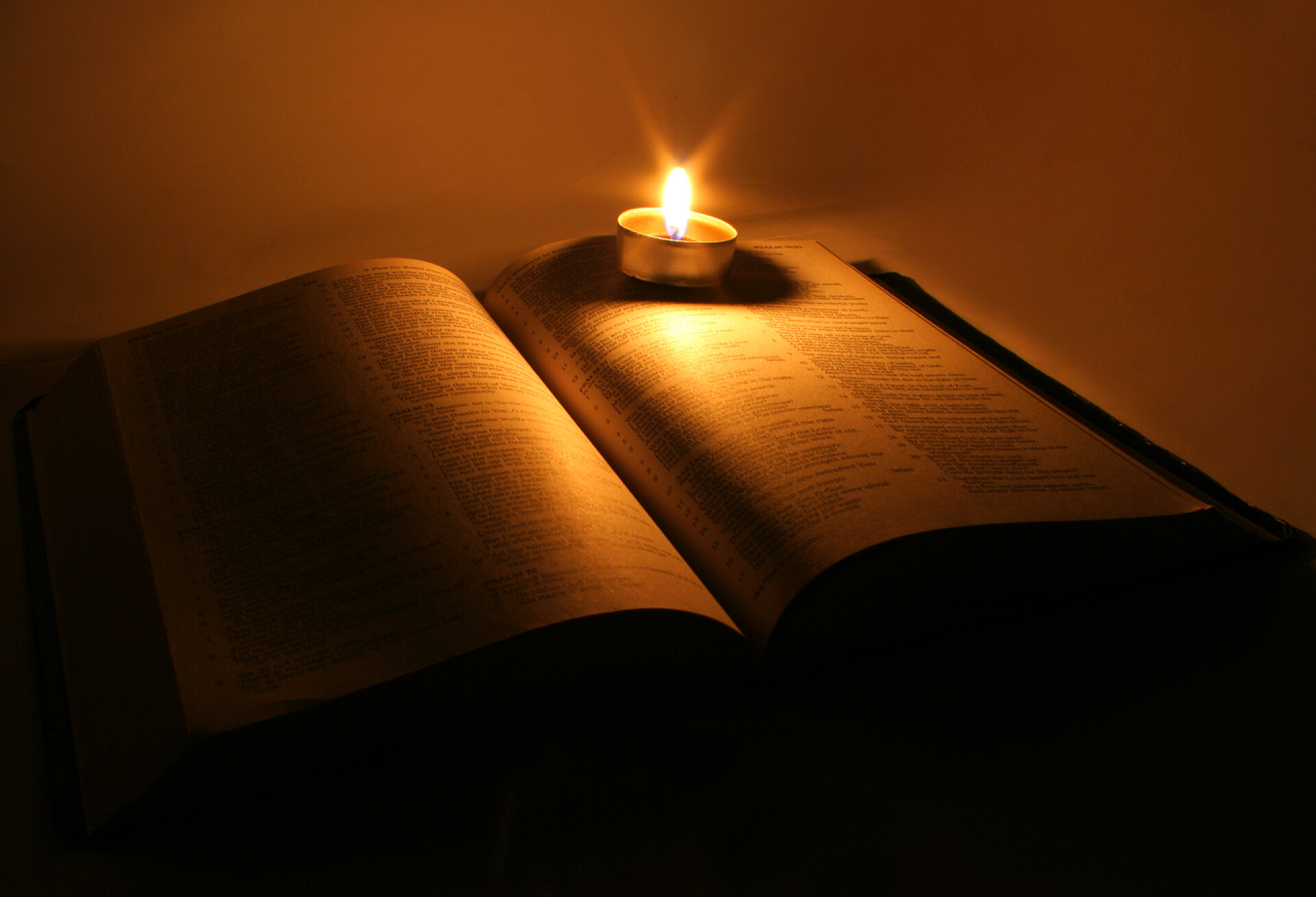 圣经上燃烧的蜡烛圣经；