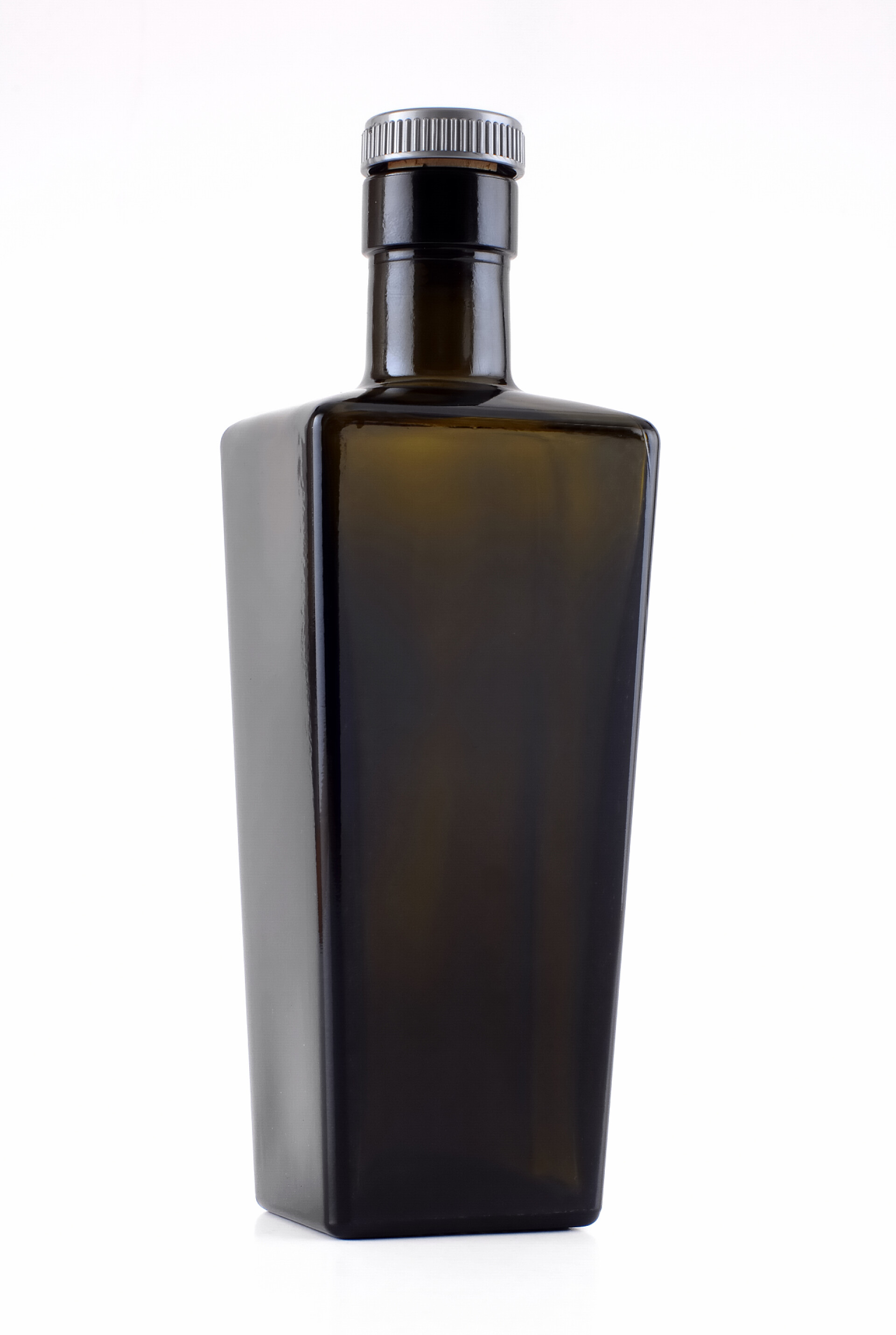 白色背景的一个棕色玻璃瓶瓶子