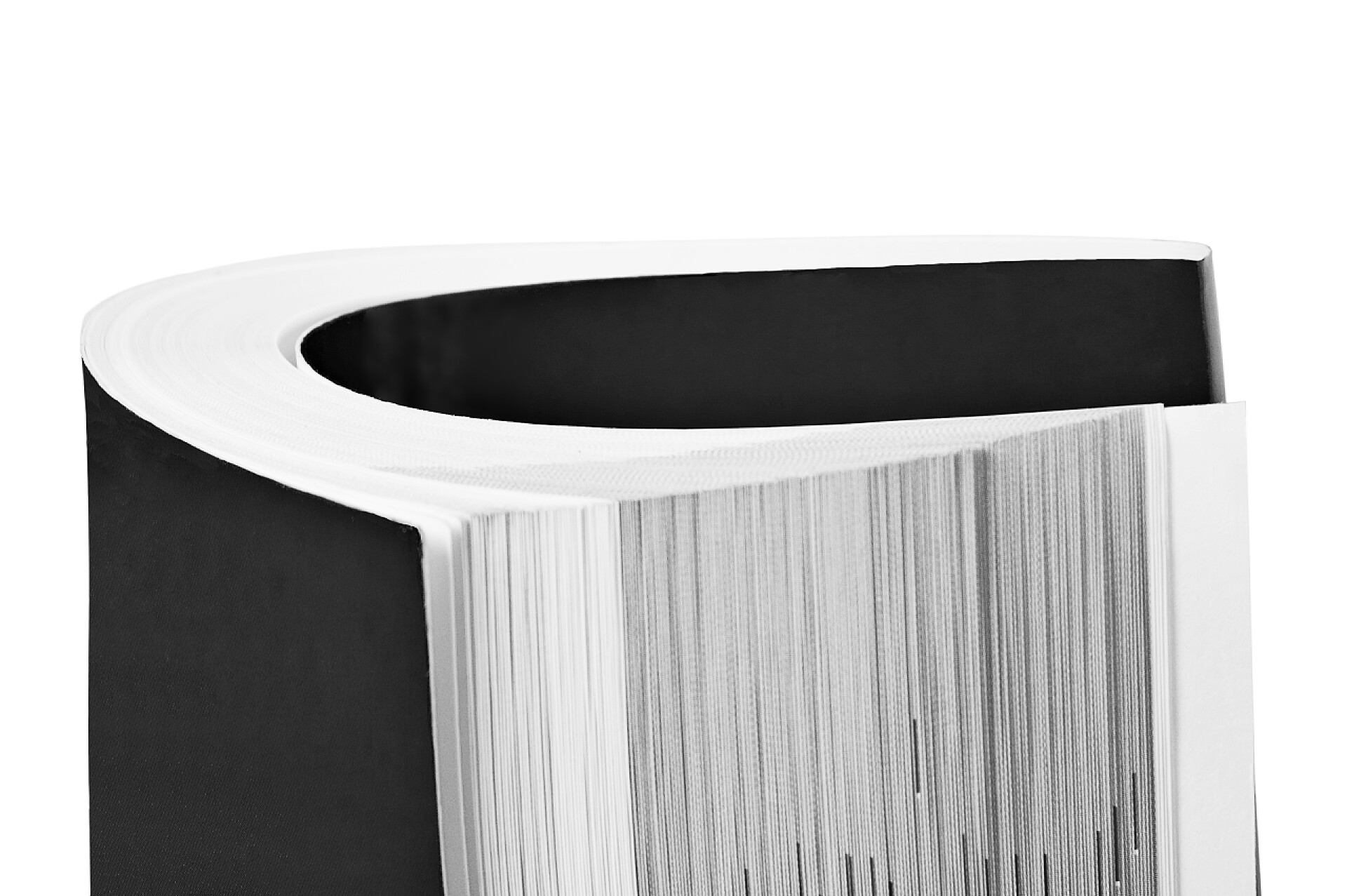 白色背景上一本卷起的书书