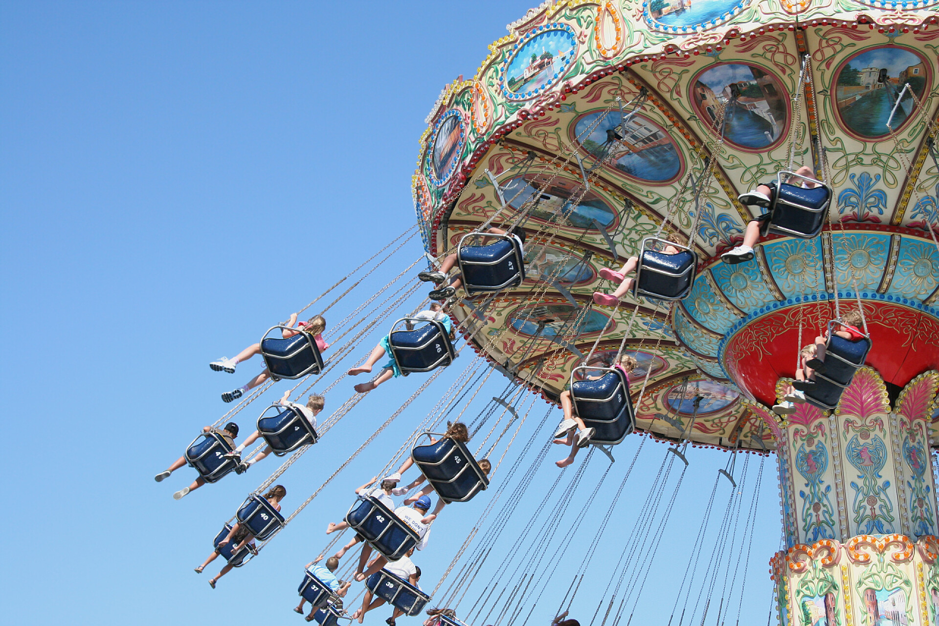 游客乘坐游乐园的飞天秋千游戏机摇摆