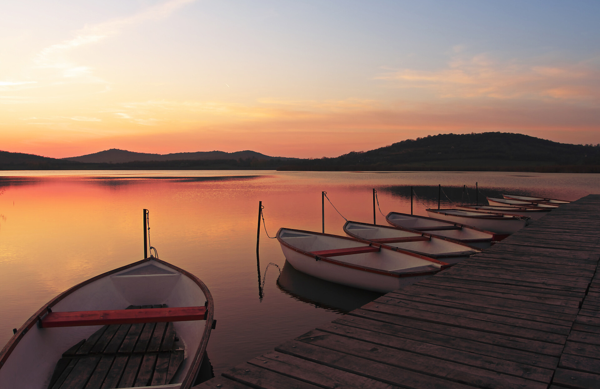 日路时分港口停泊的船只泻湖上孤独的木制渔船盼望着出海,希望人们期待大海中的好东西