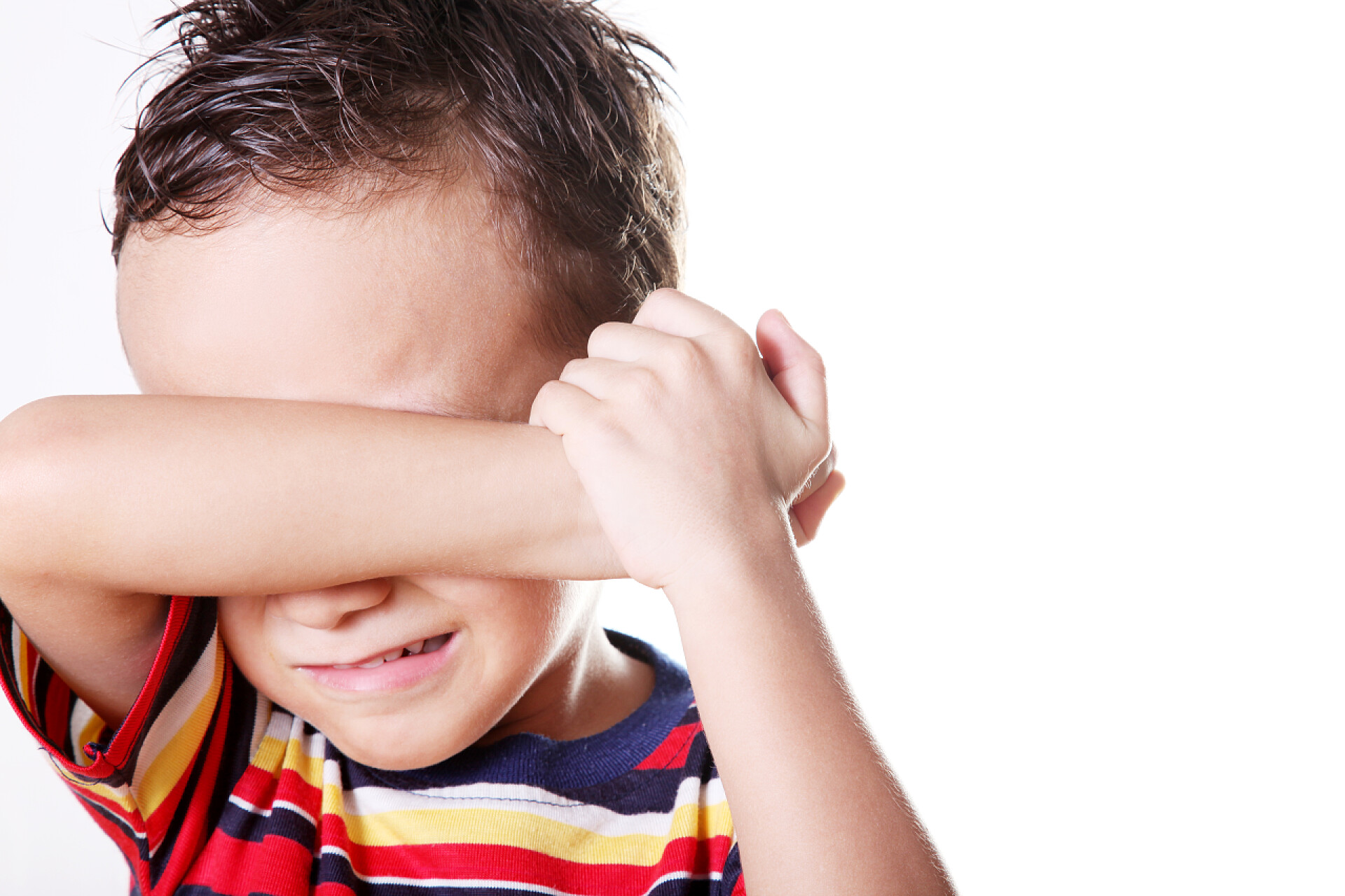 白色背景上一个哭泣的小男孩哭吧