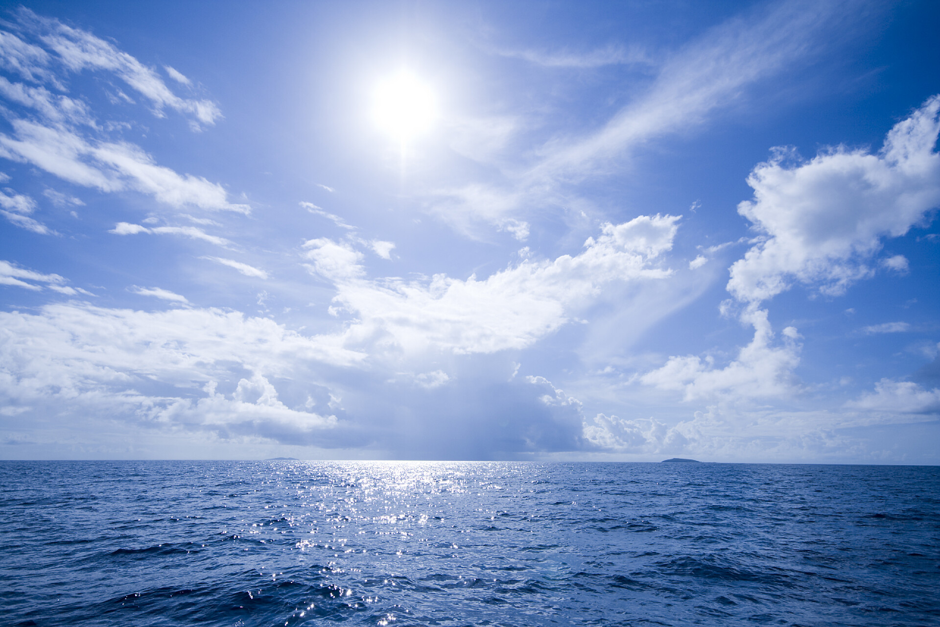 阳光下的美丽海景开放空间