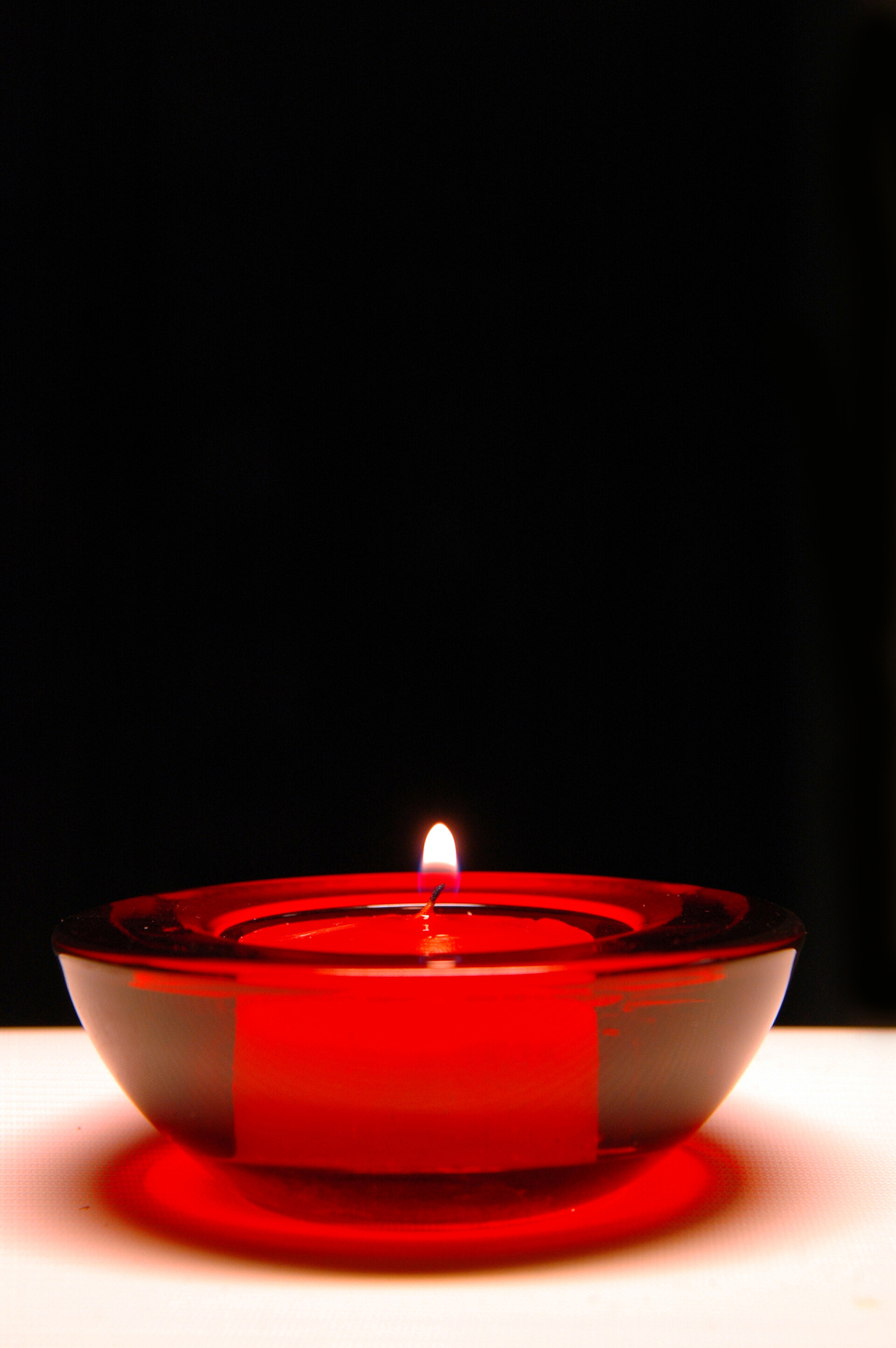 黑色背景上的红色蜡烛红蜡烛