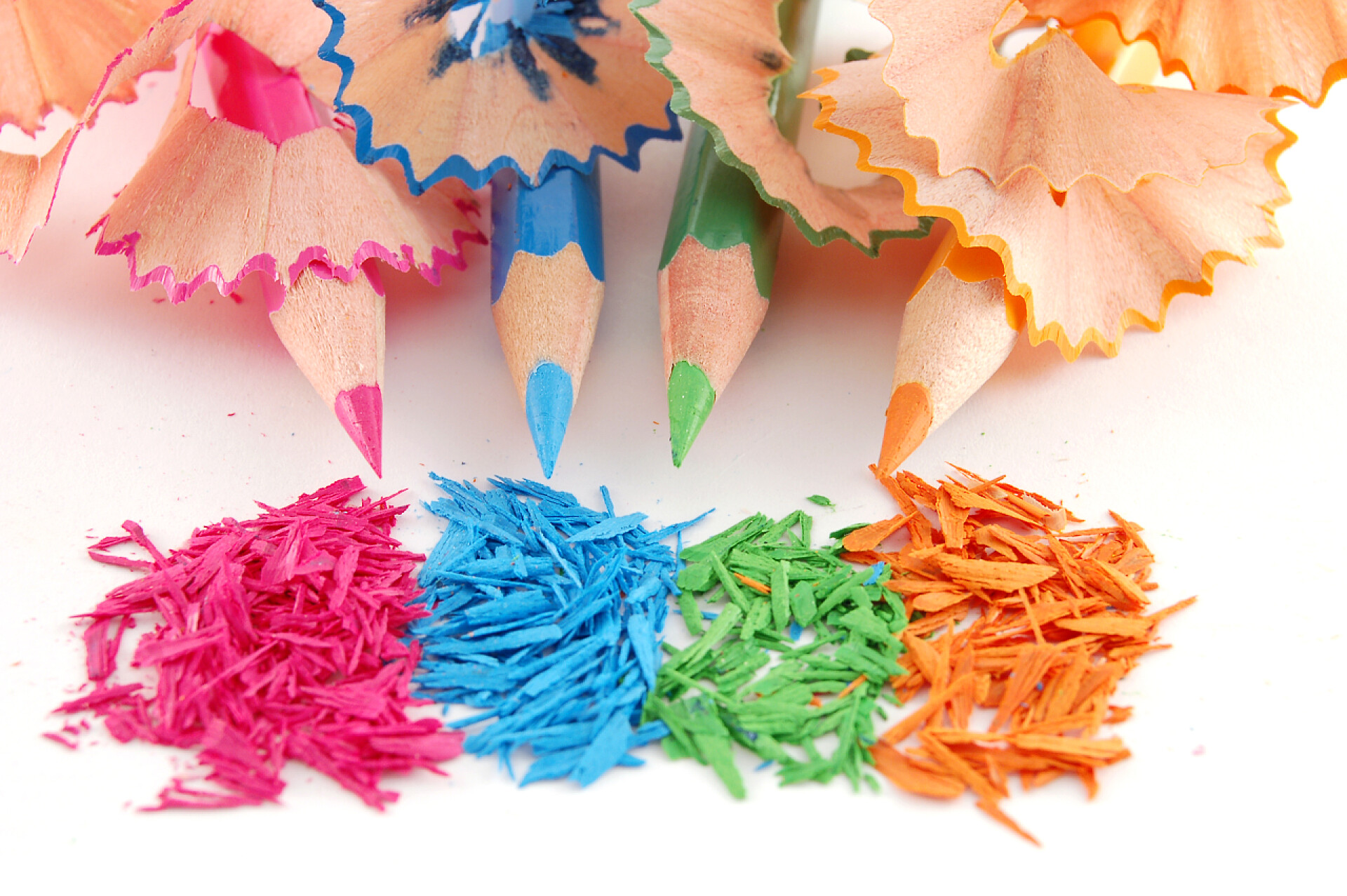 白色背景上的彩色蜡笔彩色蜡笔